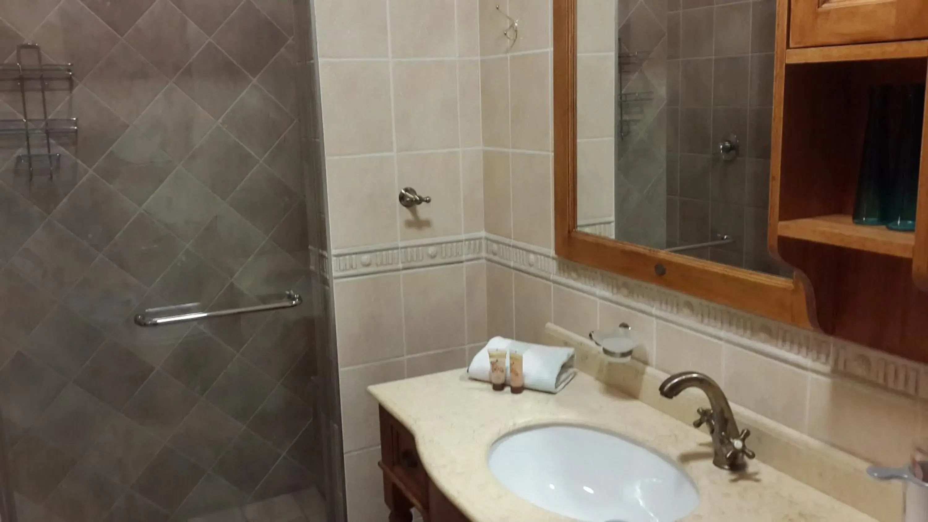 Queen Room - single occupancy - Disability Access in The Cedars Bed and Breakfast Queen Room - single occupancy - Disability Access in The Cedars Bed and Breakfast