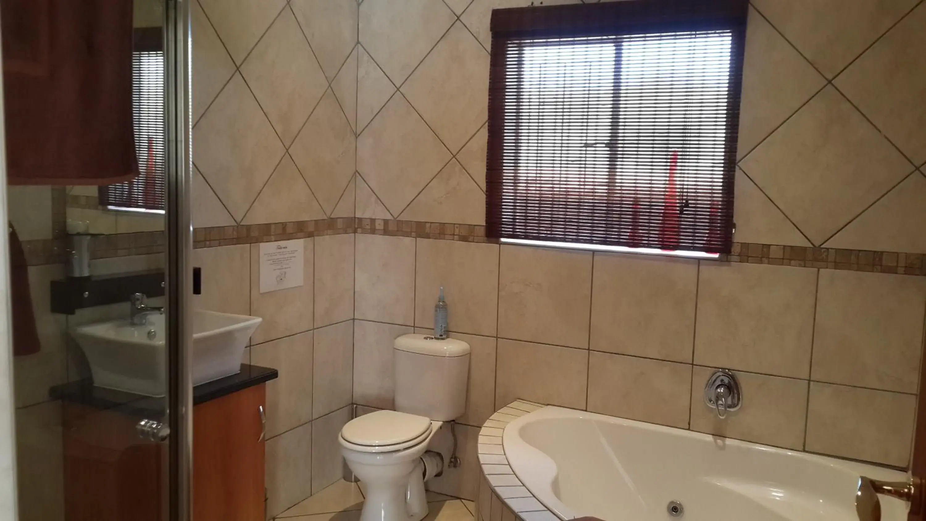 Large Double or Twin Room - single occupancy in The Cedars Bed and Breakfast Large Double or Twin Room - single occupancy in The Cedars Bed and Breakfast