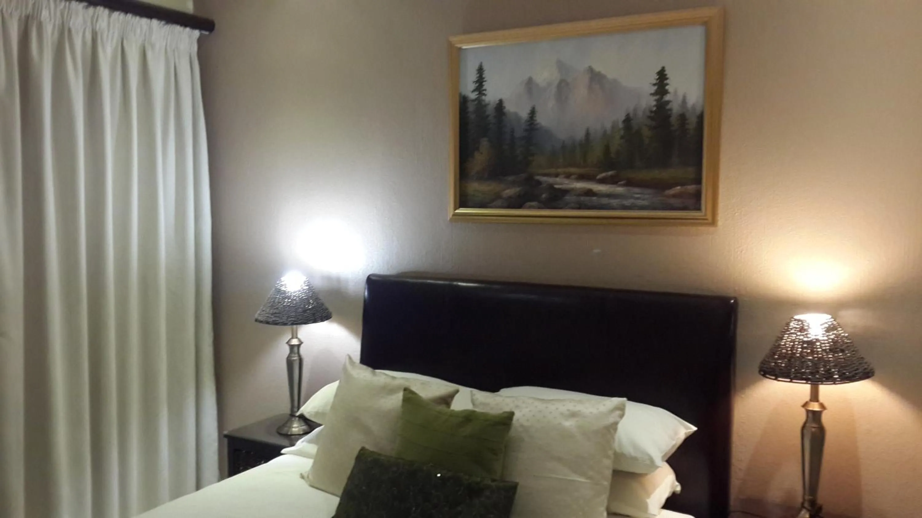 Bed in The Cedars Bed and Breakfast