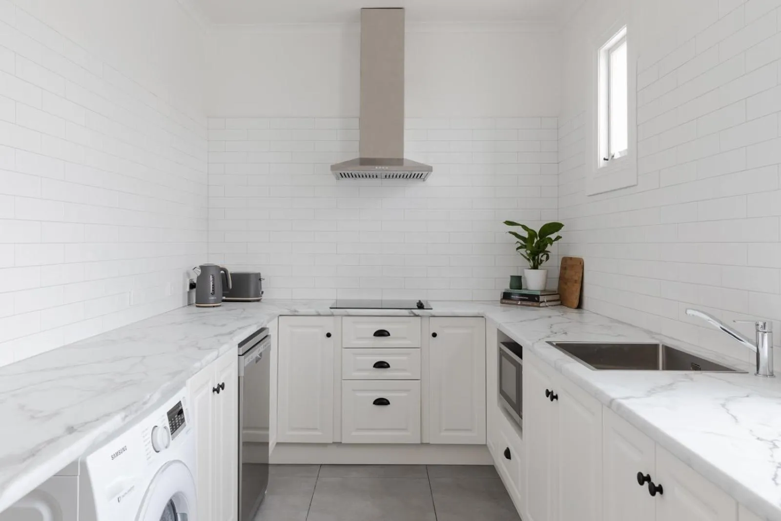 Kitchen or kitchenette in Battery Point Manor