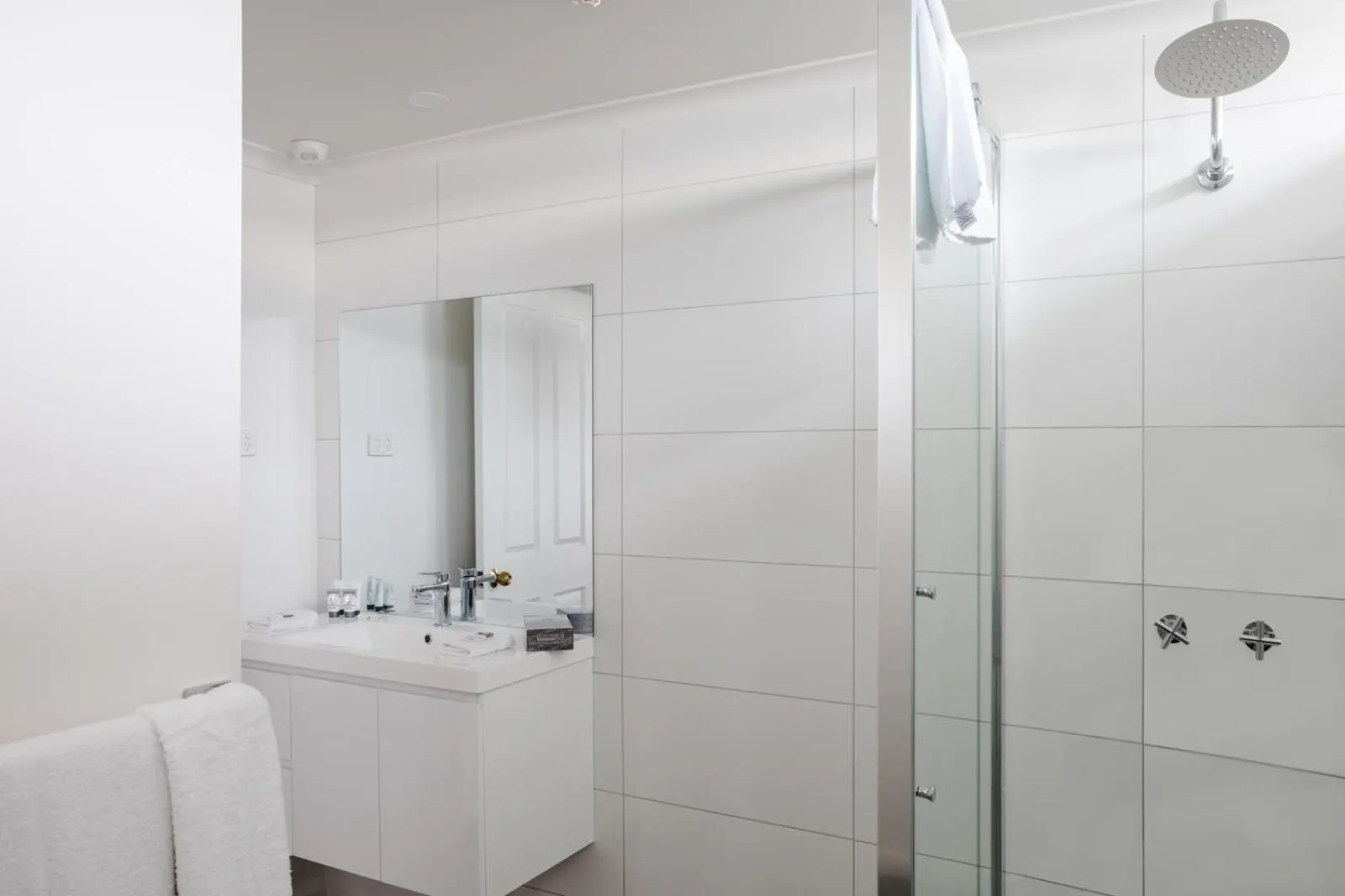 Bathroom in Battery Point Manor