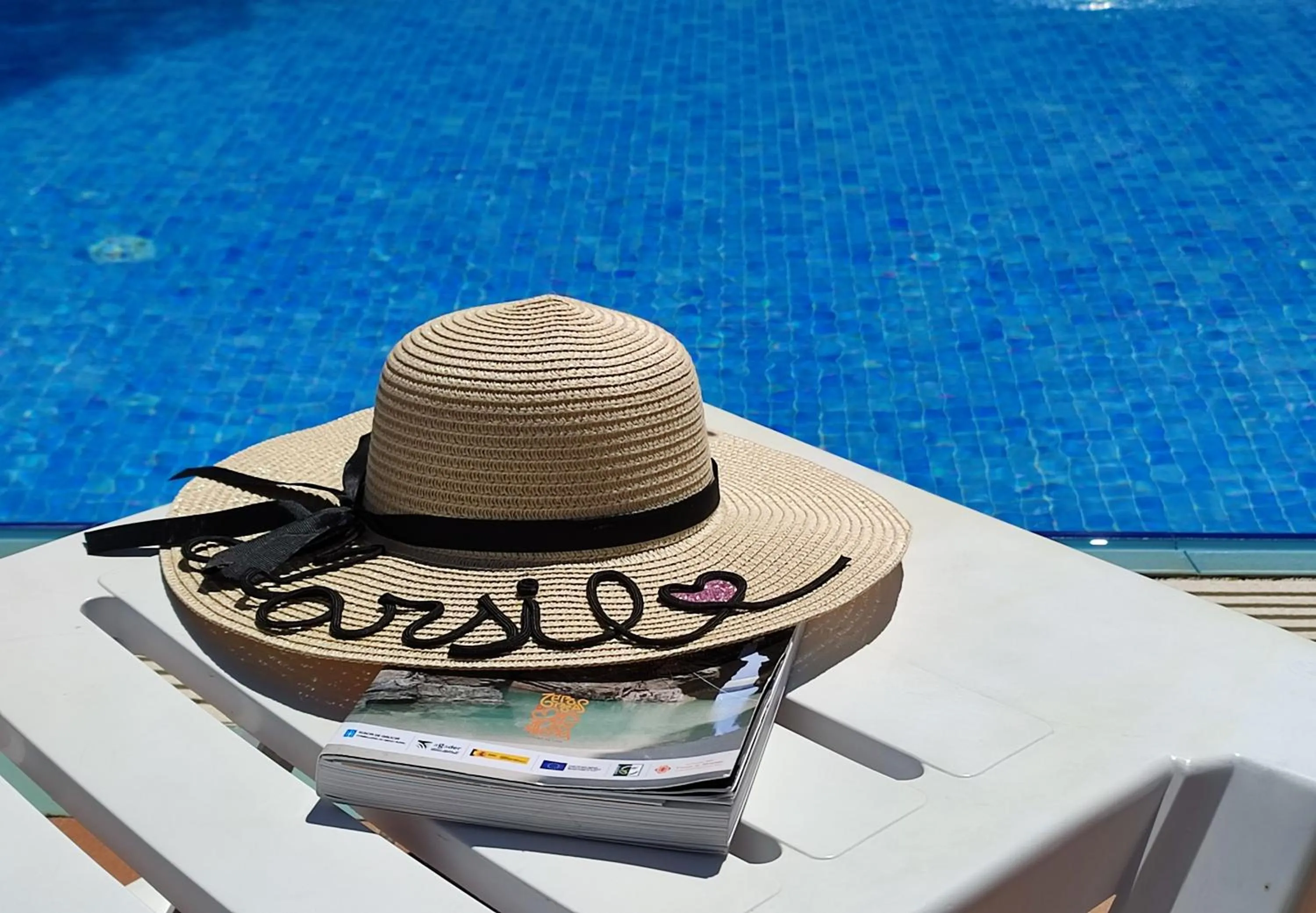 Swimming pool in Apartamentos Marsil