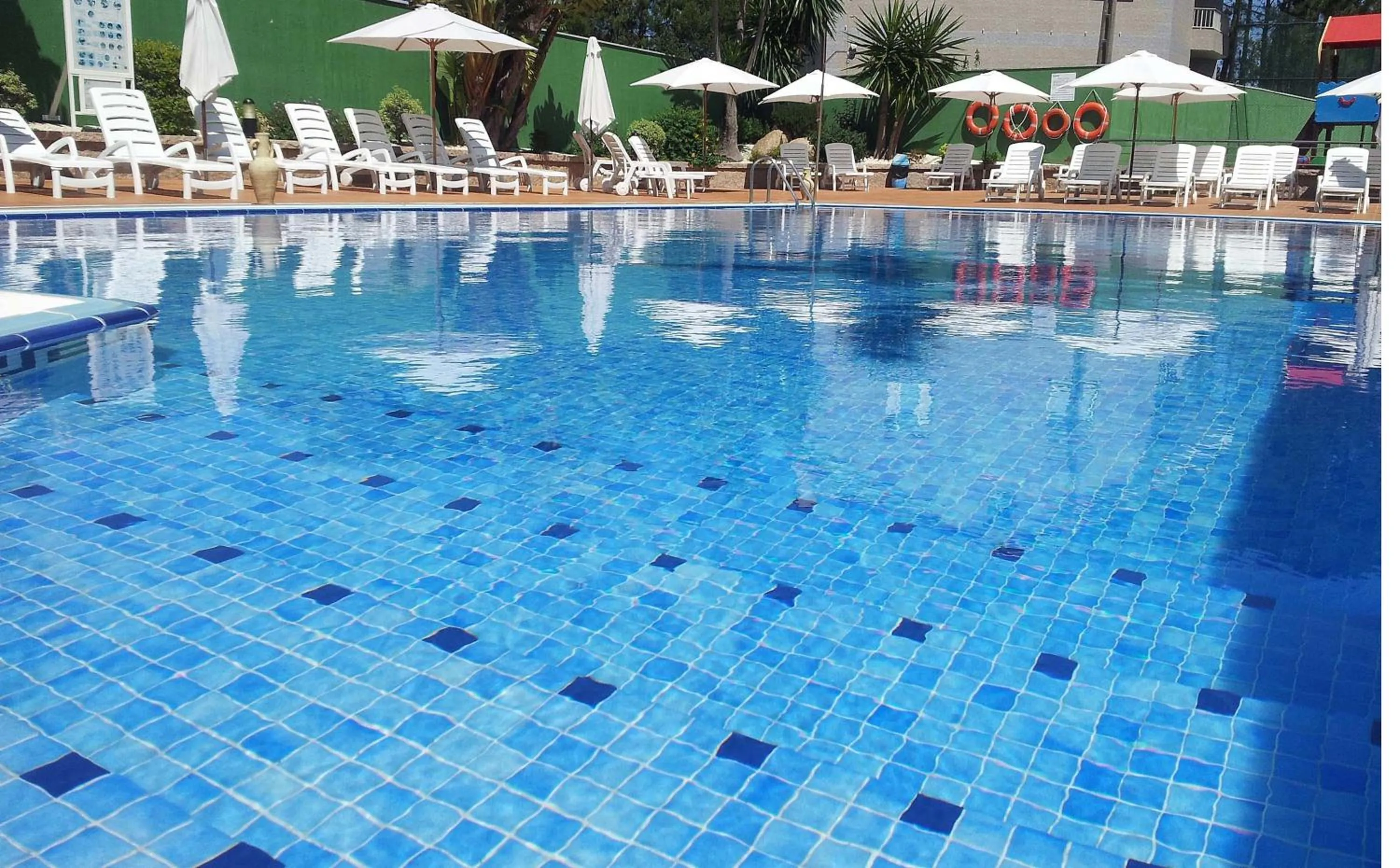 Swimming pool in Apartamentos Marsil