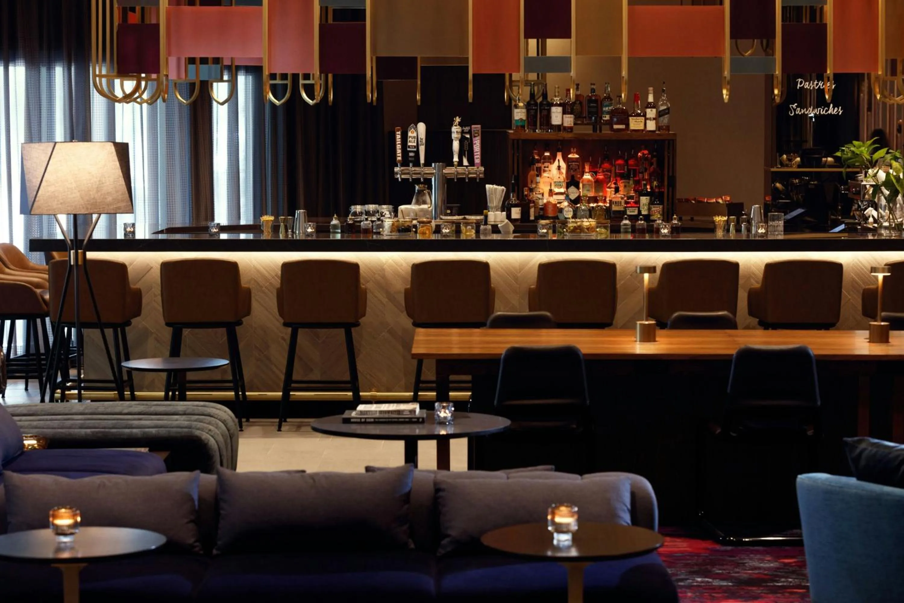 Lounge or bar in Sheraton Nashville Brentwood