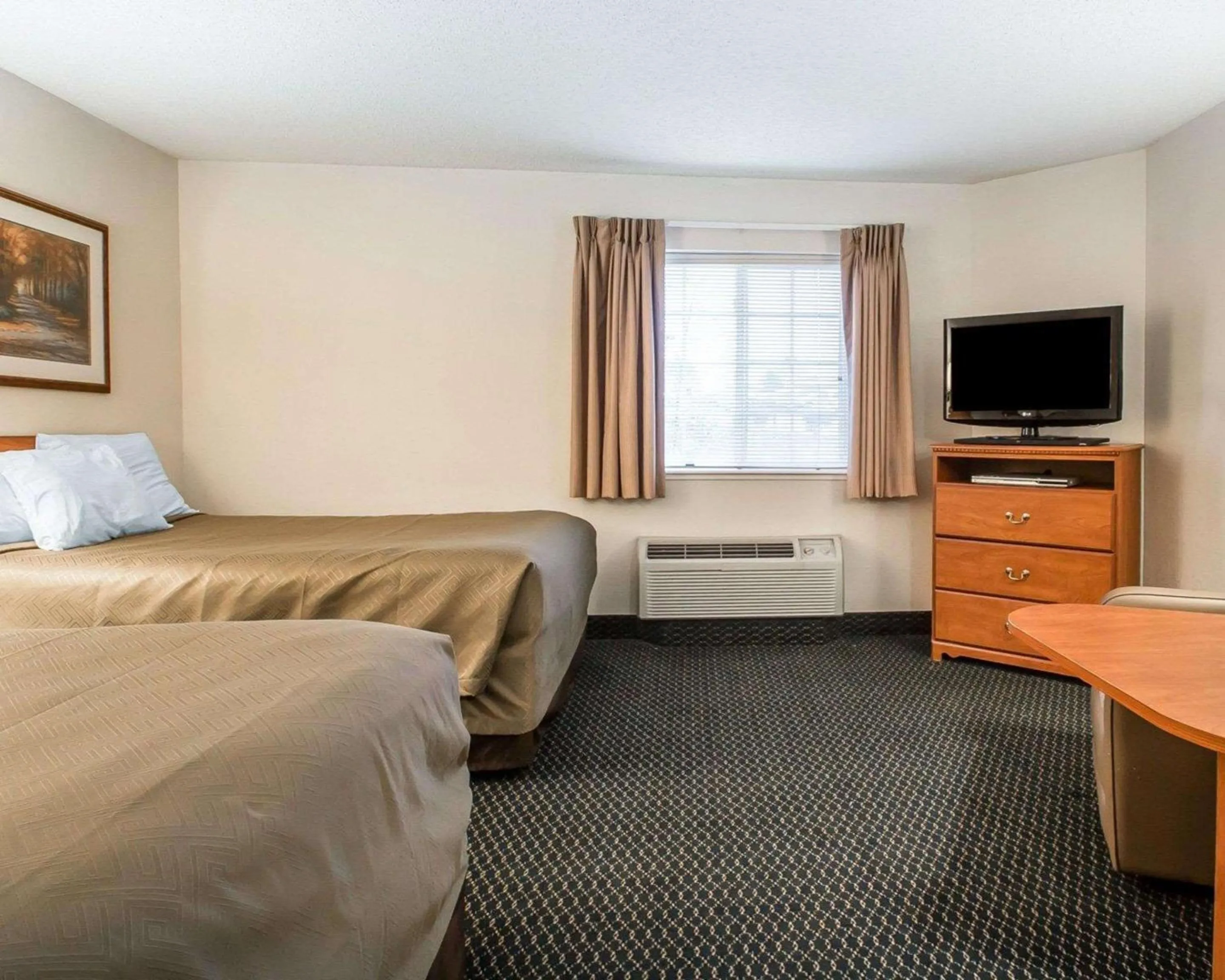 Photo of the whole room, Bed in Suburban Studios Columbia - Hwy 63 & I-70