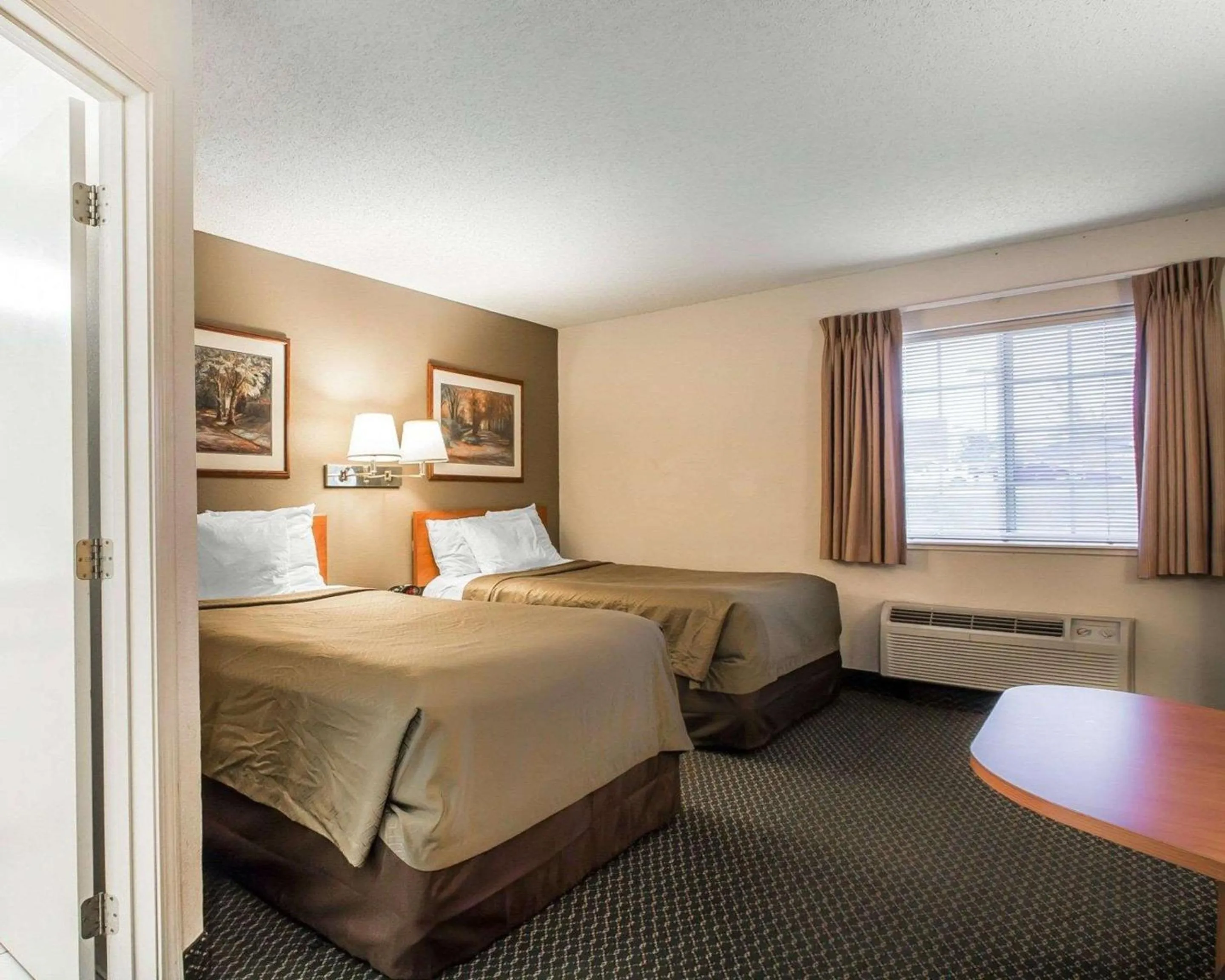 Photo of the whole room, Bed in Suburban Studios Columbia - Hwy 63 & I-70