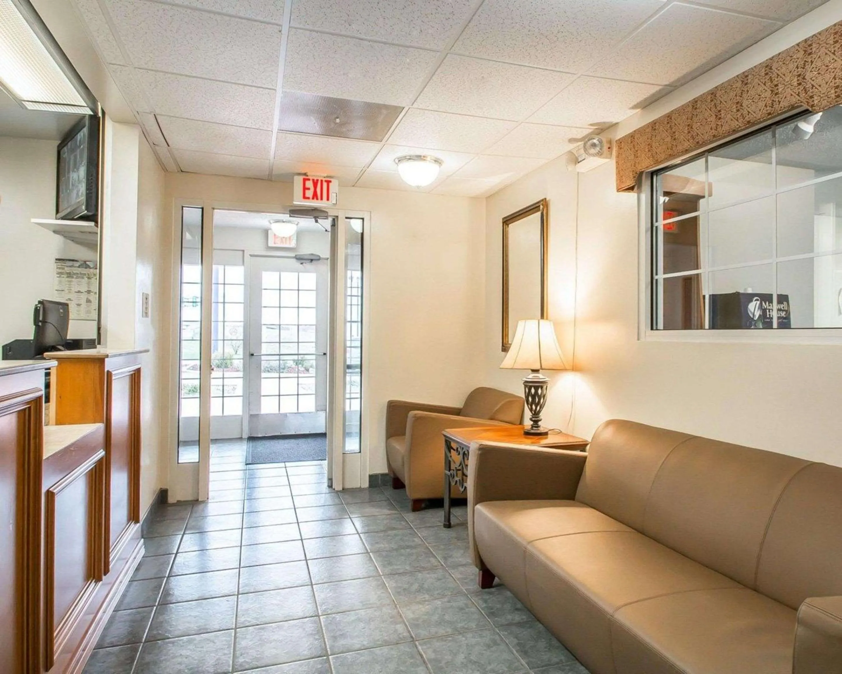 Lobby or reception, Seating Area in Suburban Studios Columbia - Hwy 63 & I-70