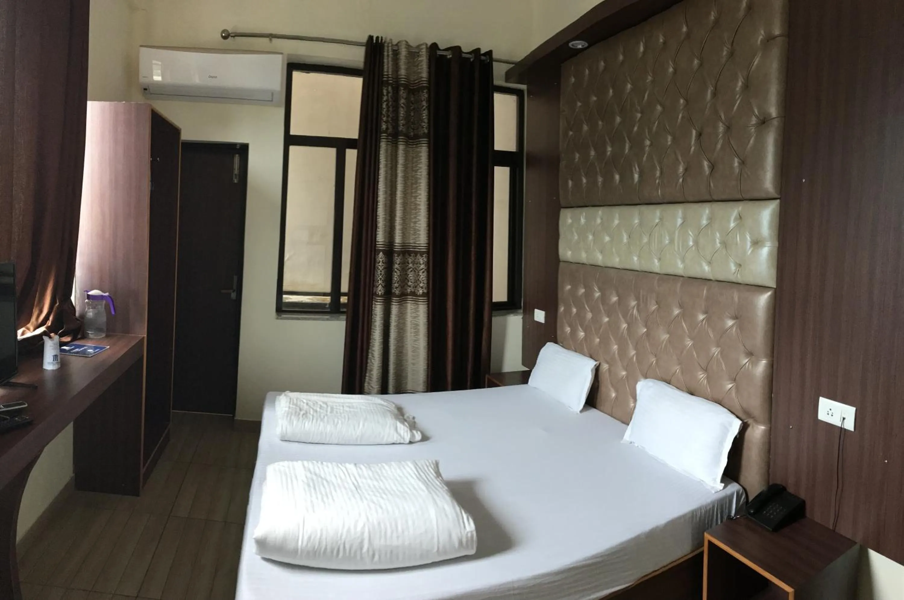 Bedroom, Bed in Hotel Trihari