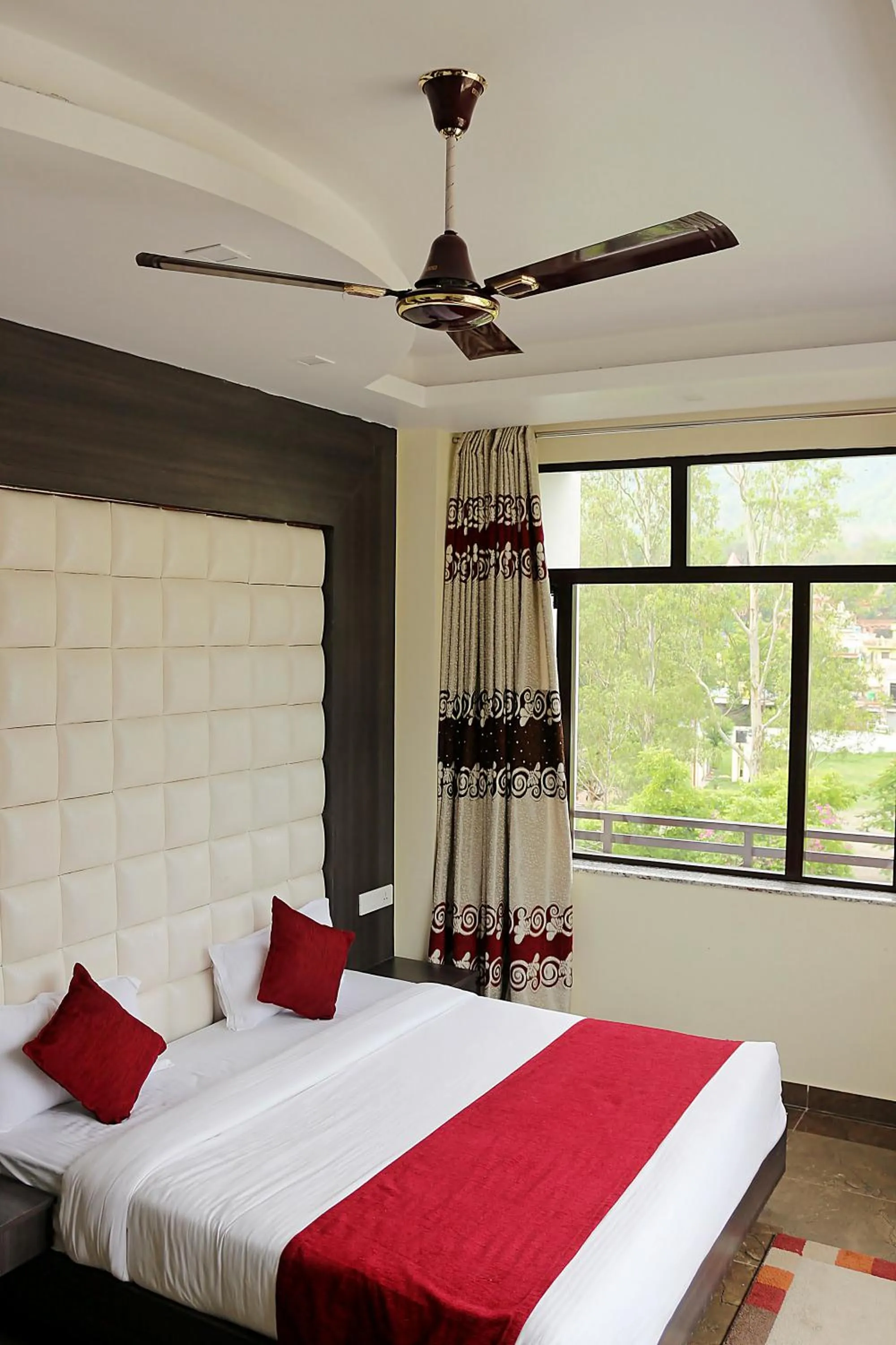 Restaurant/places to eat, Bed in Hotel Trihari