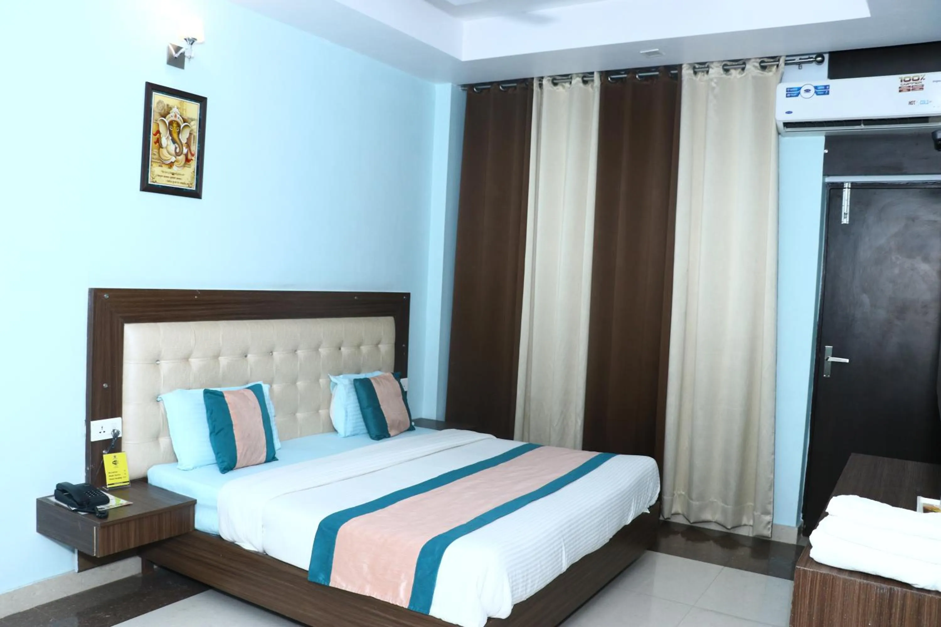 Photo of the whole room, Bed in Hotel Trihari