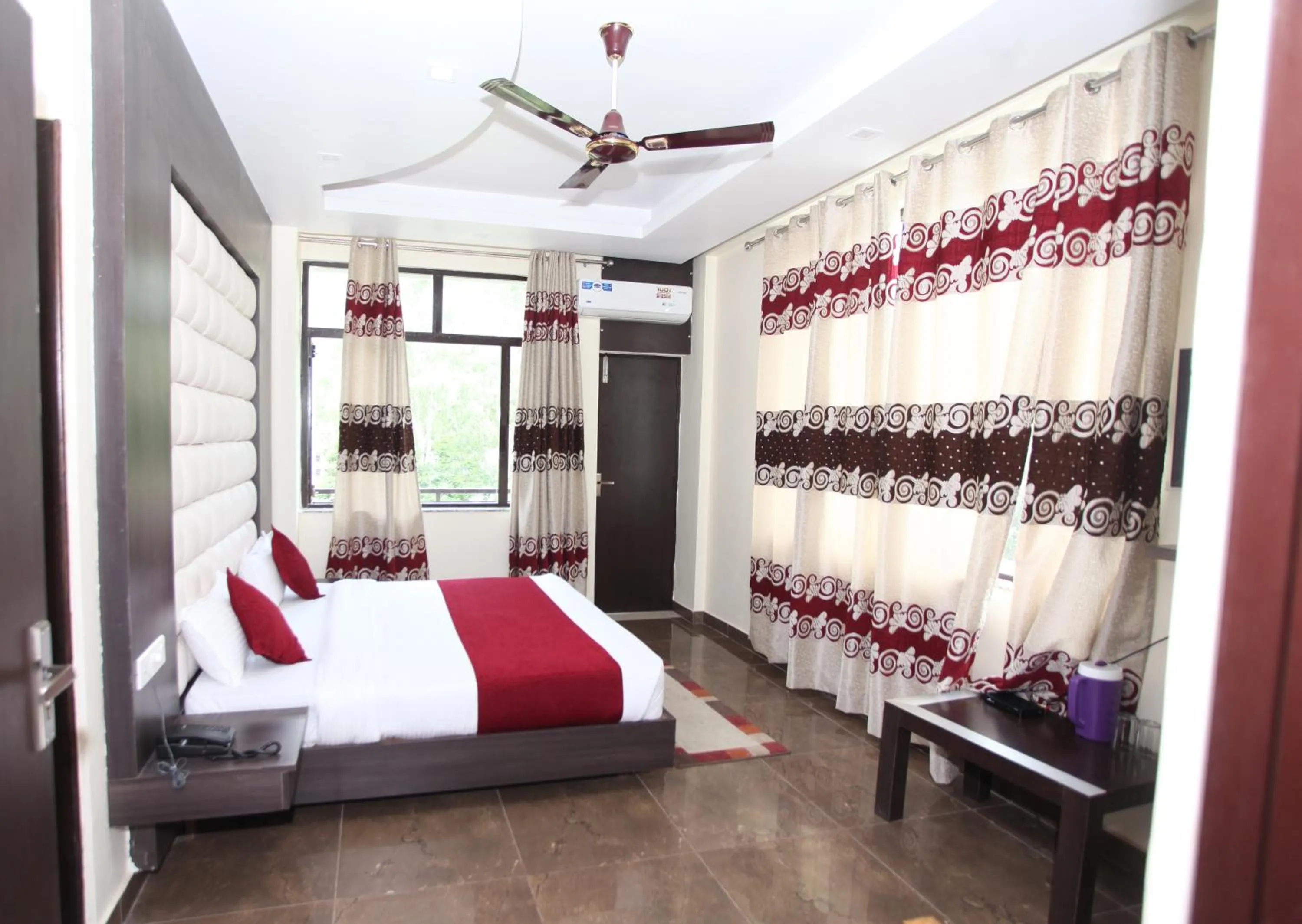 Bedroom, Bed in Hotel Trihari