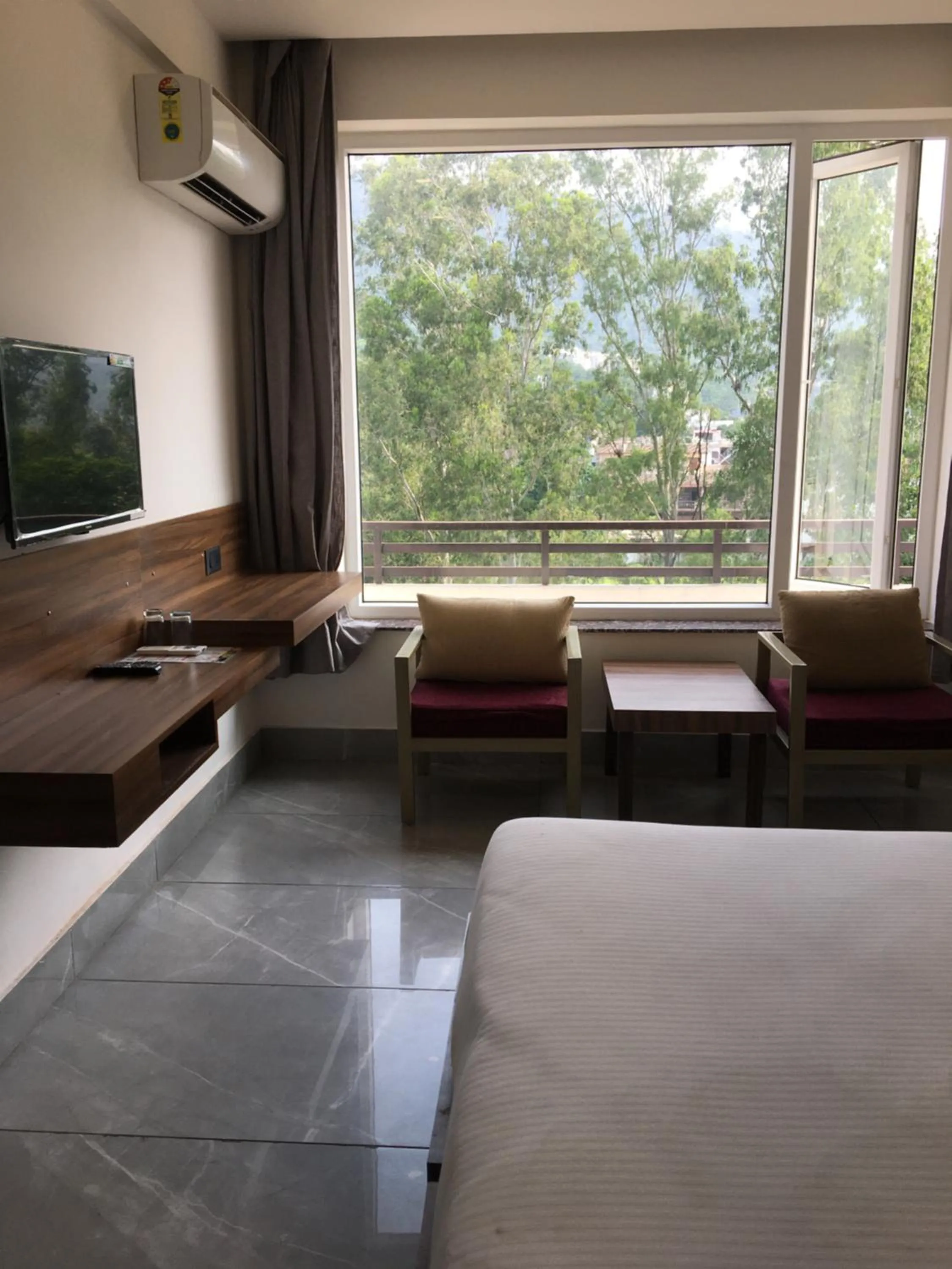 Living room, Bed in Hotel Trihari