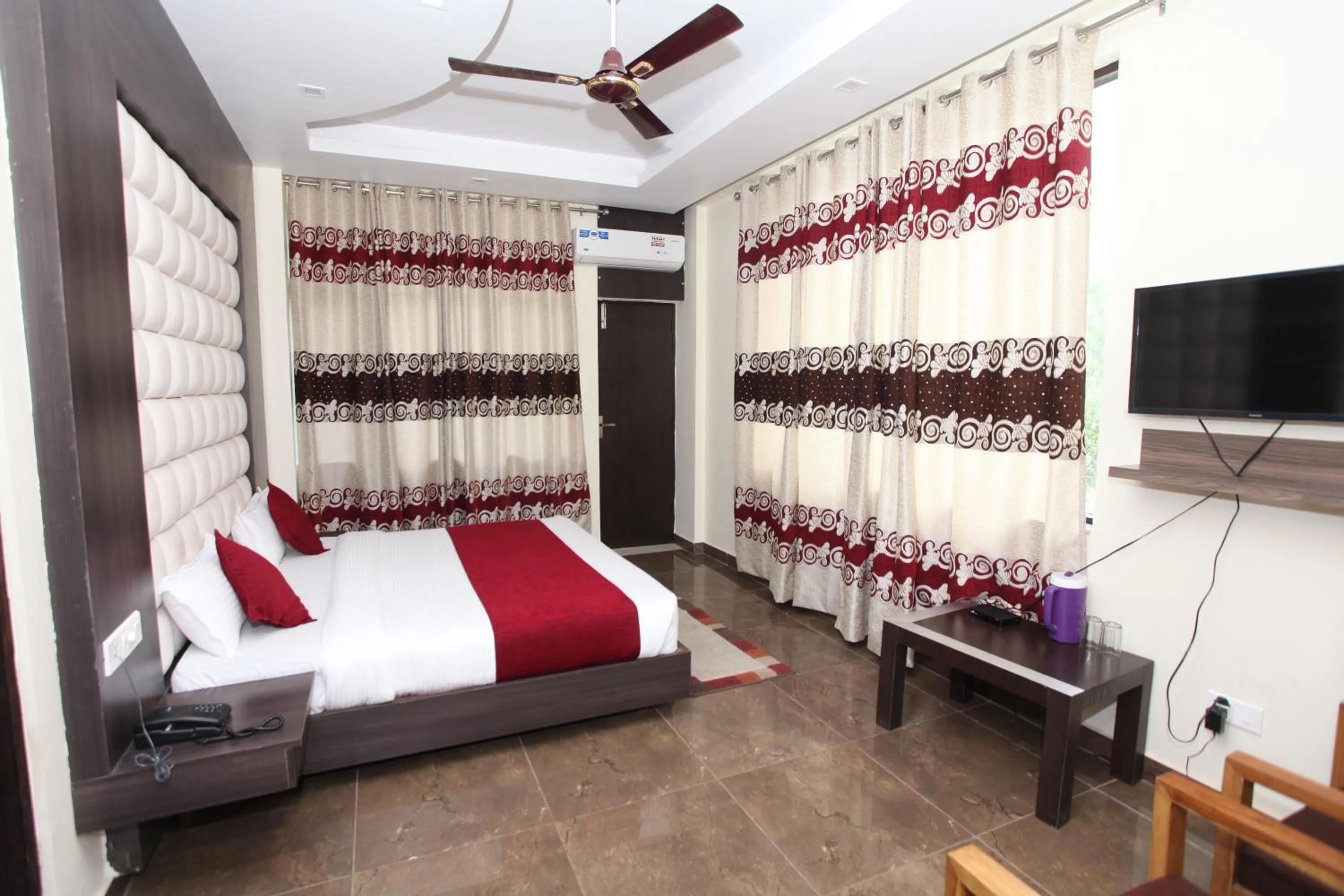 Bedroom, Bed in Hotel Trihari