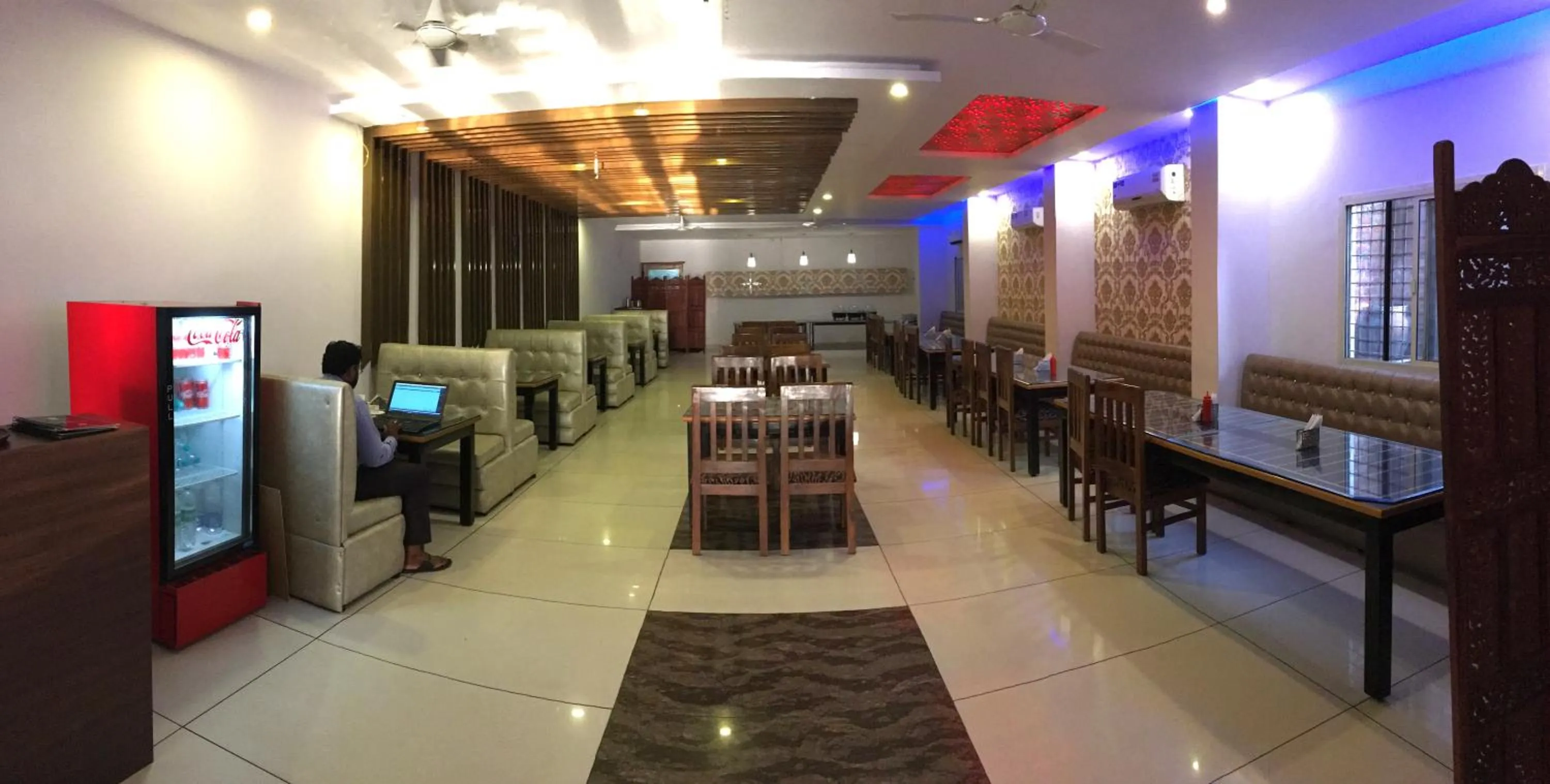 Restaurant/places to eat in Hotel Trihari