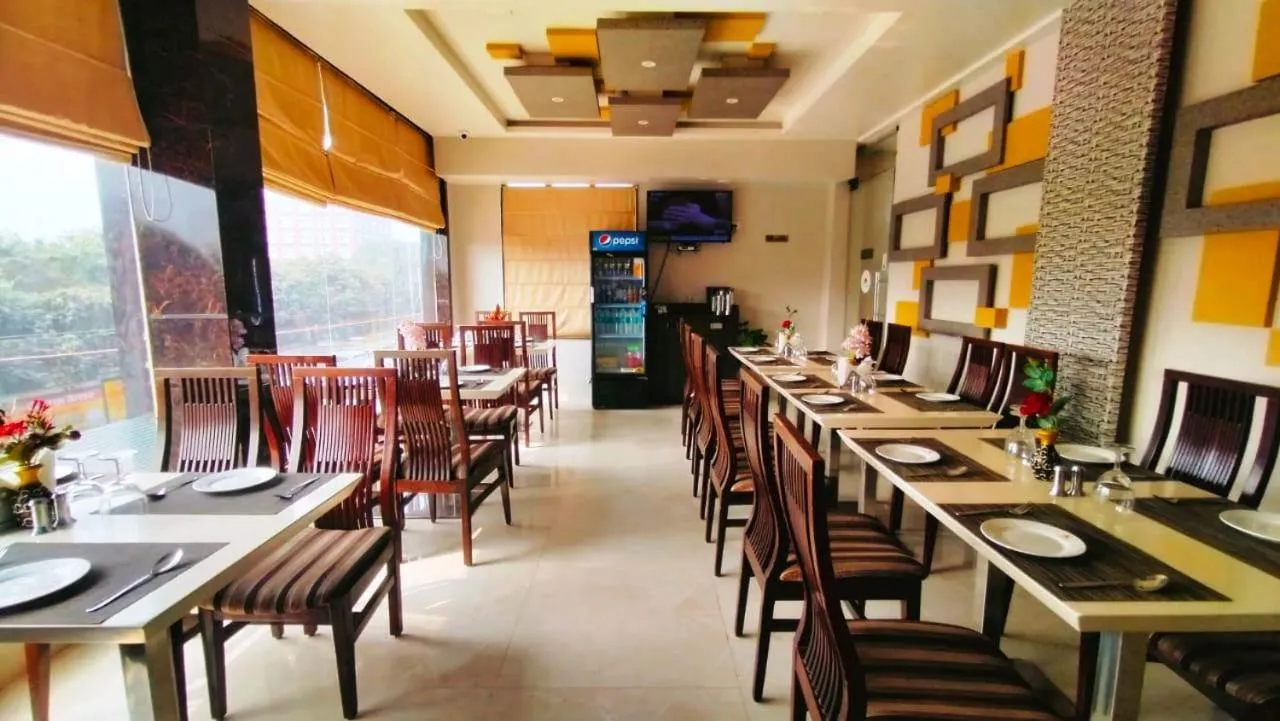 Restaurant/places to eat in Hotel Ozas Grand