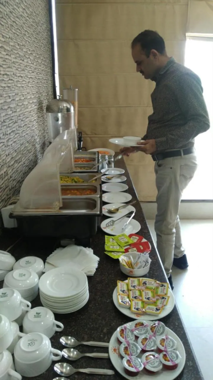 Restaurant/places to eat in Hotel Ozas Grand