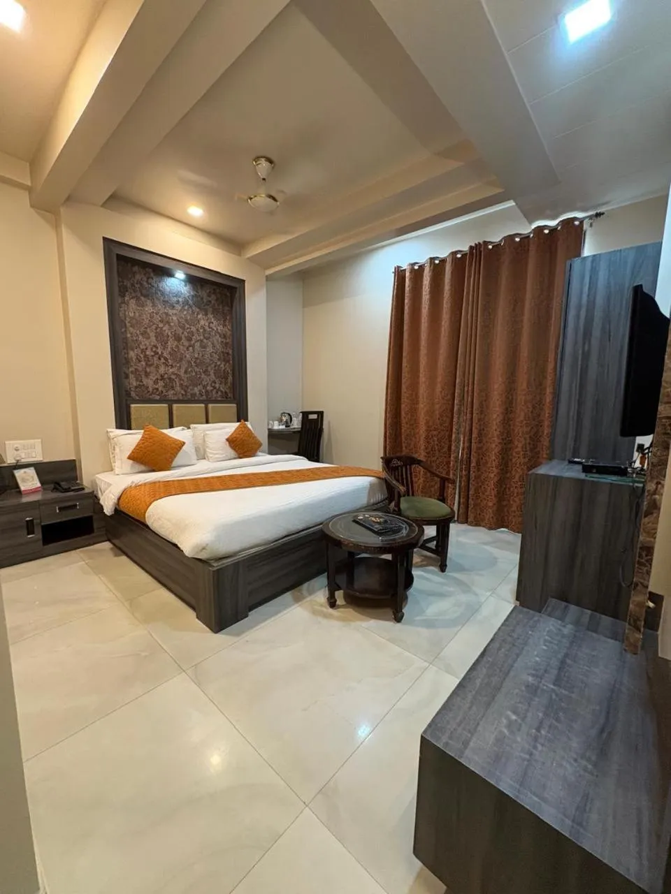 Living room, Bed in Hotel Ozas Grand