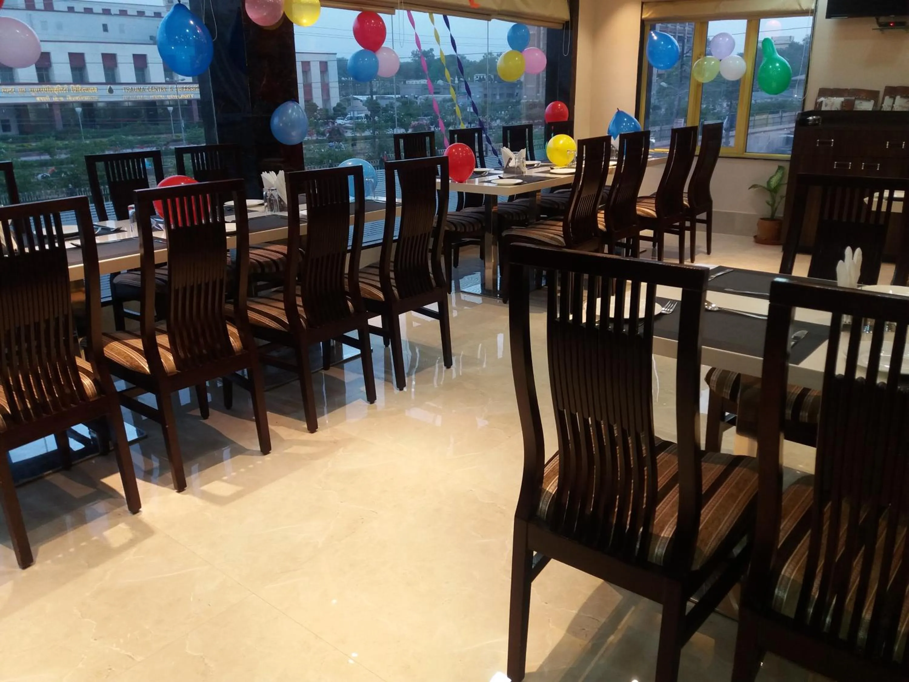 Restaurant/places to eat in Hotel Ozas Grand