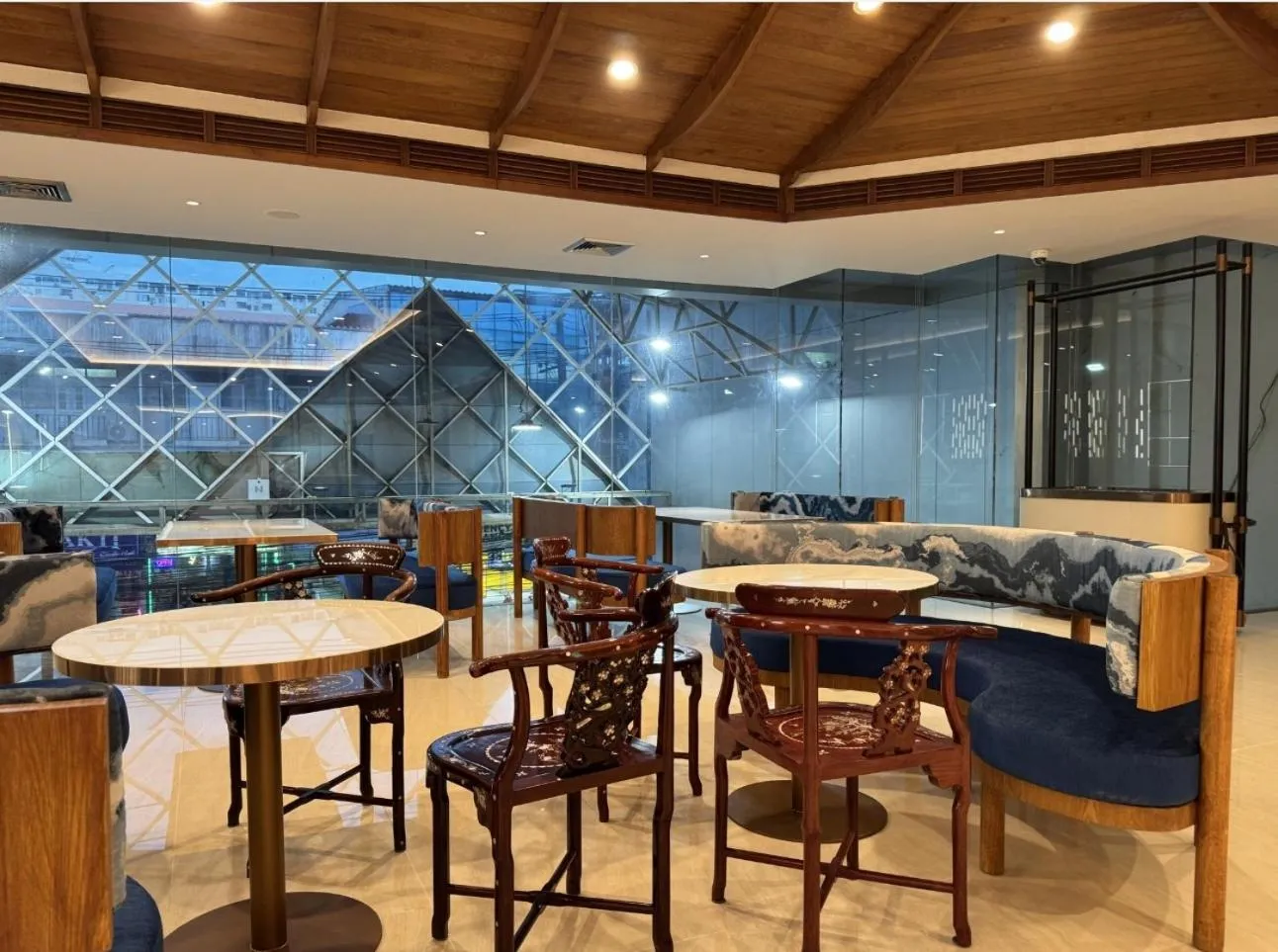 Restaurant/places to eat in Mike Hotel