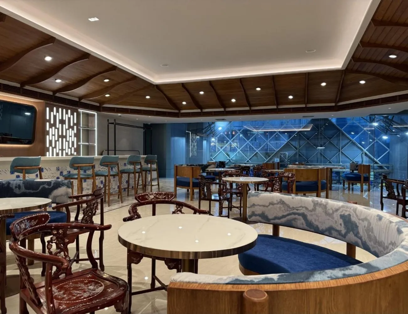 Restaurant/places to eat in Mike Hotel