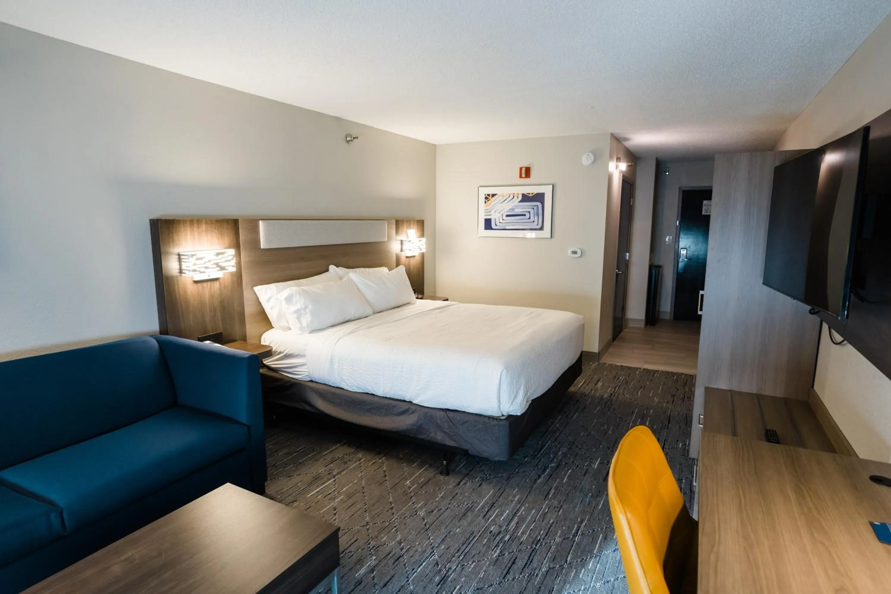Bed in Holiday Inn Express Hotel & Suites Knoxville-North-I-75 Exit 112 by IHG