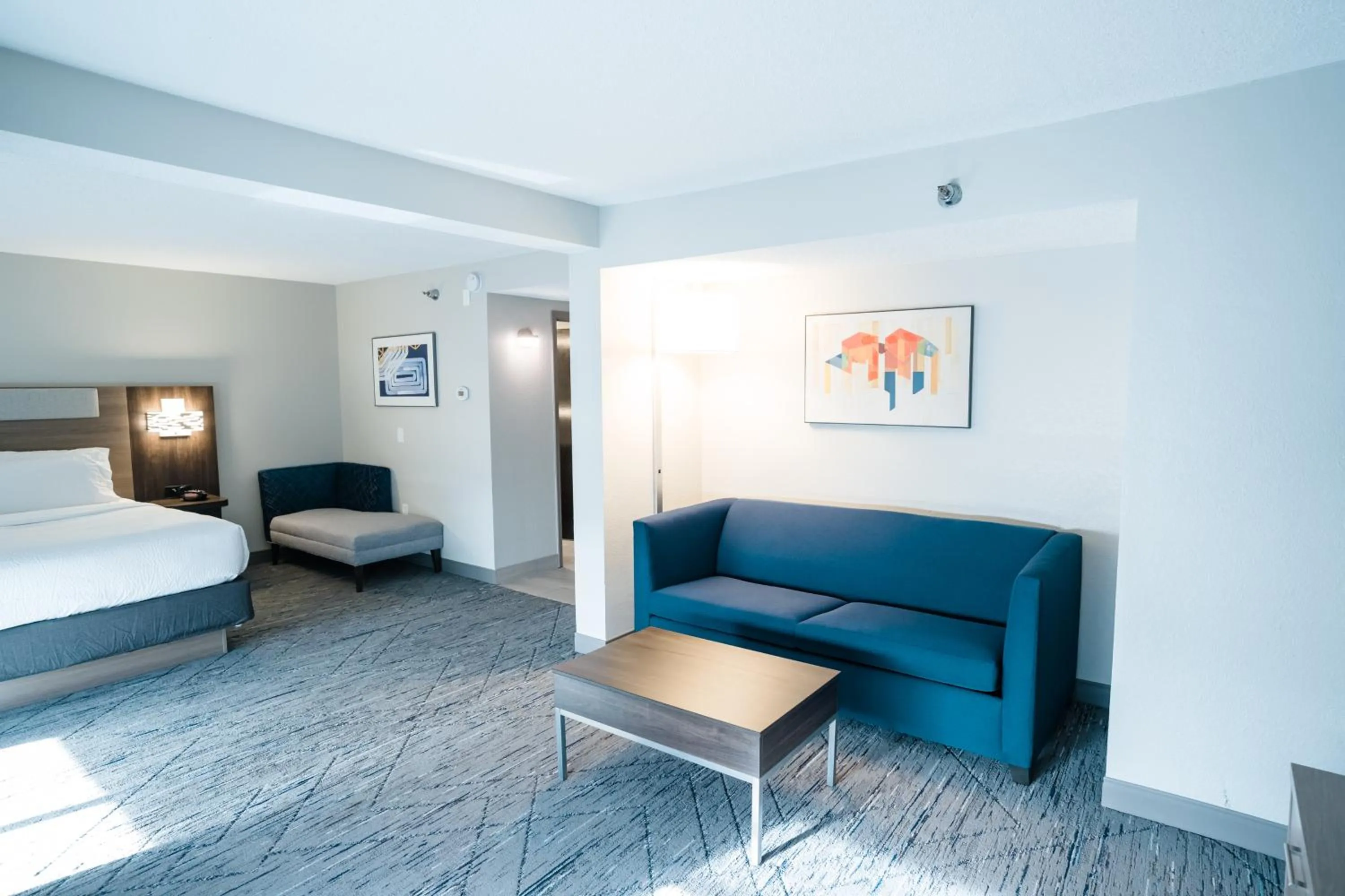 Bed in Holiday Inn Express Hotel & Suites Knoxville-North-I-75 Exit 112 by IHG