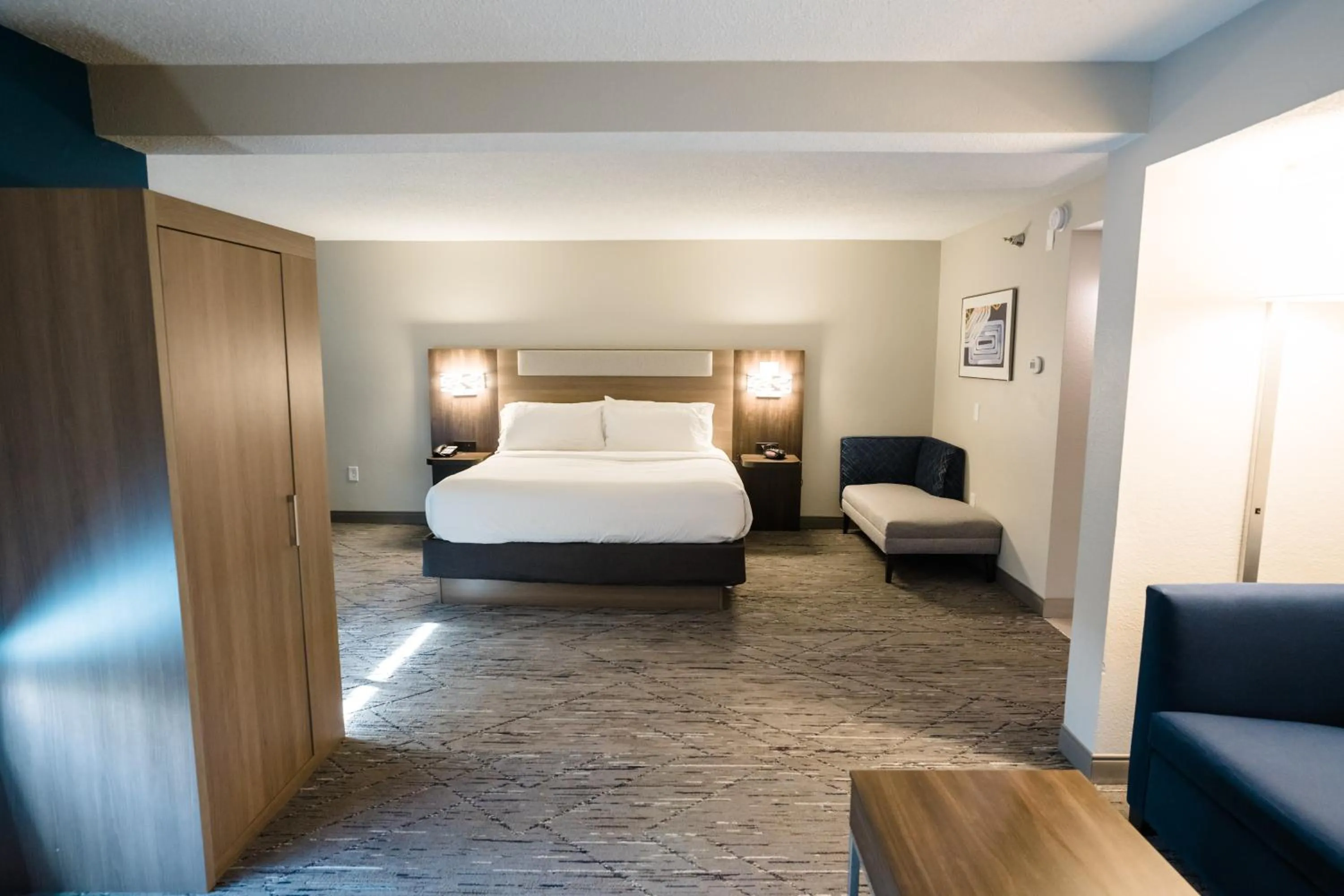 Bed in Holiday Inn Express Hotel & Suites Knoxville-North-I-75 Exit 112 by IHG