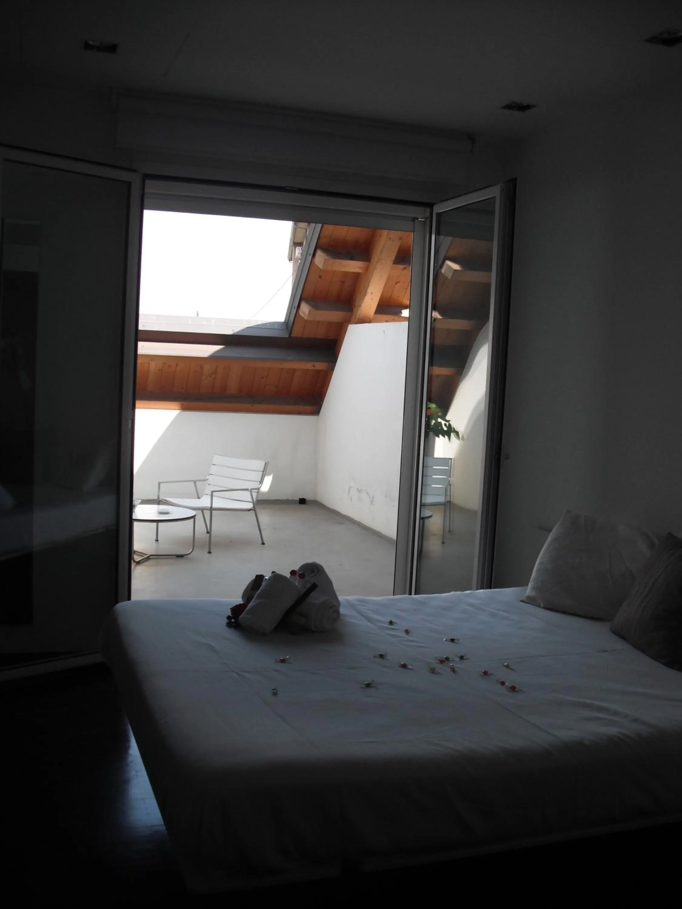 Photo of the whole room in 15.92 Hotel