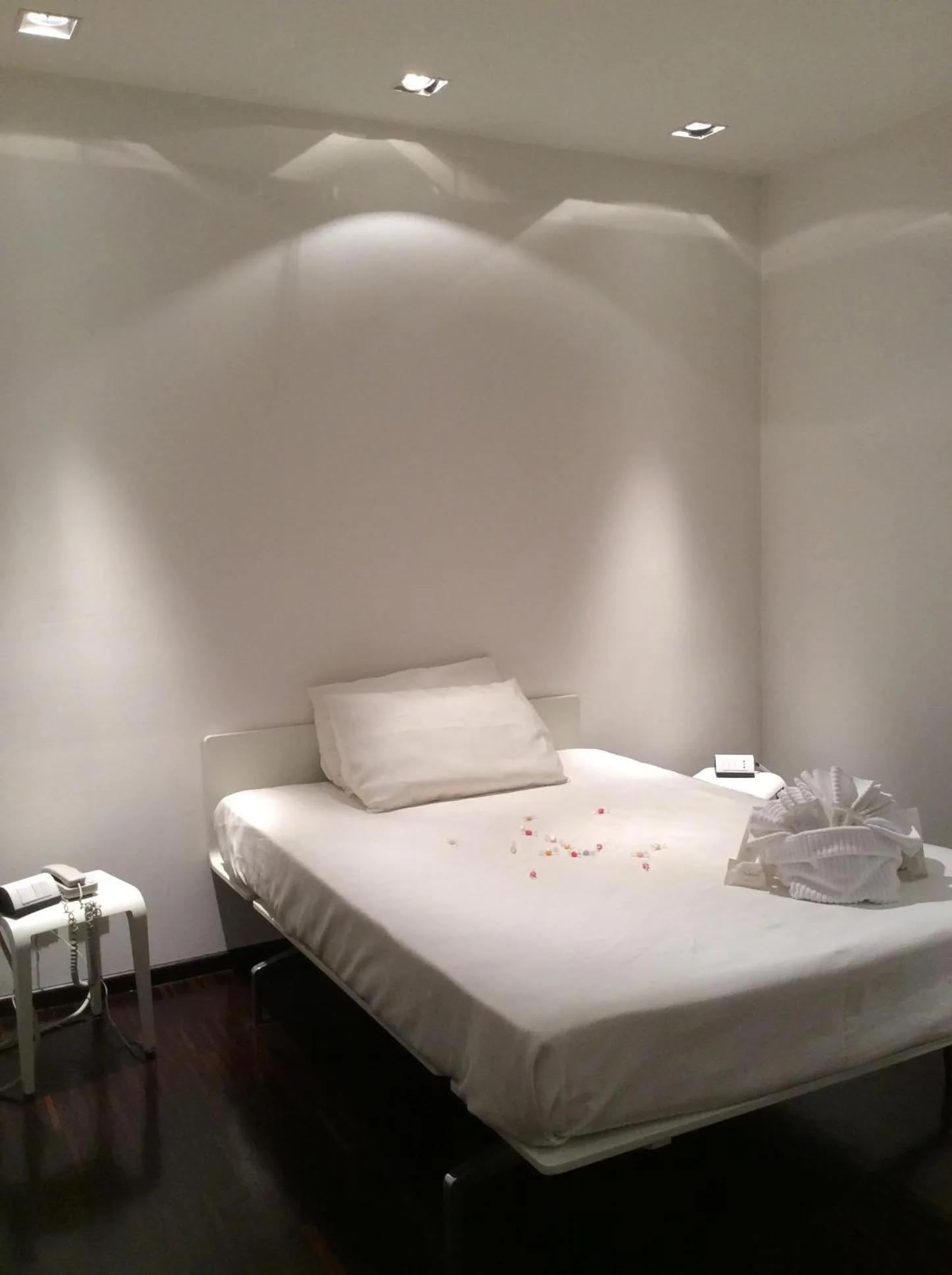 Photo of the whole room in 15.92 Hotel