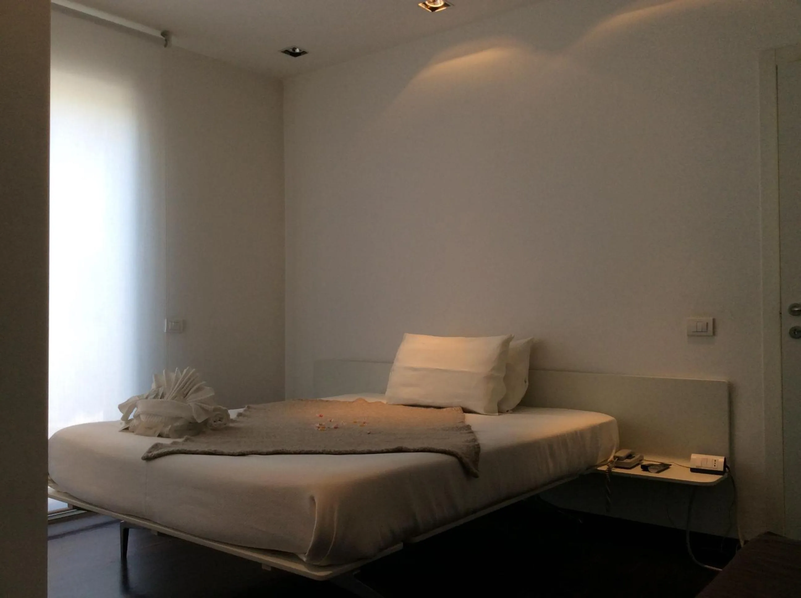 Photo of the whole room in 15.92 Hotel