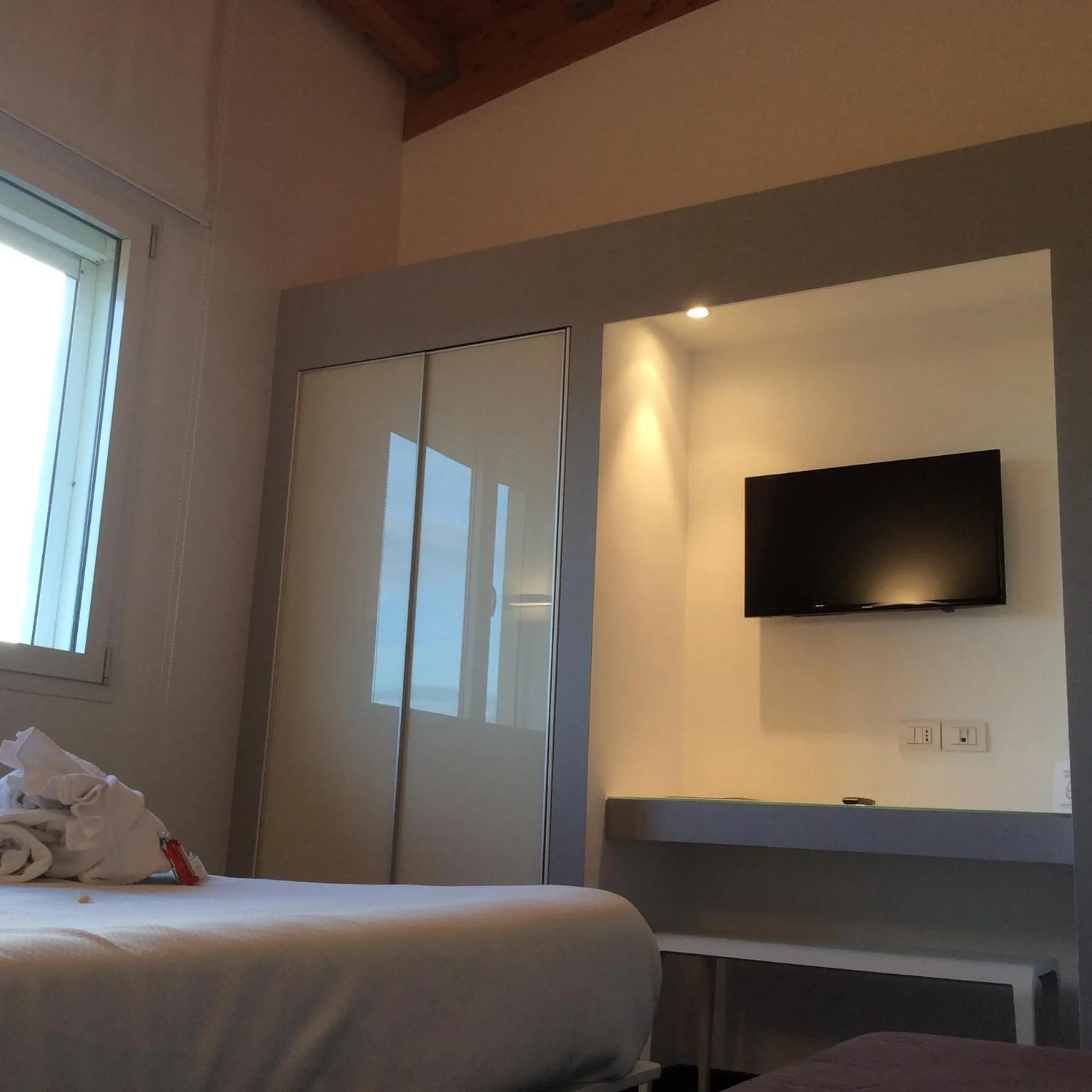 Photo of the whole room in 15.92 Hotel