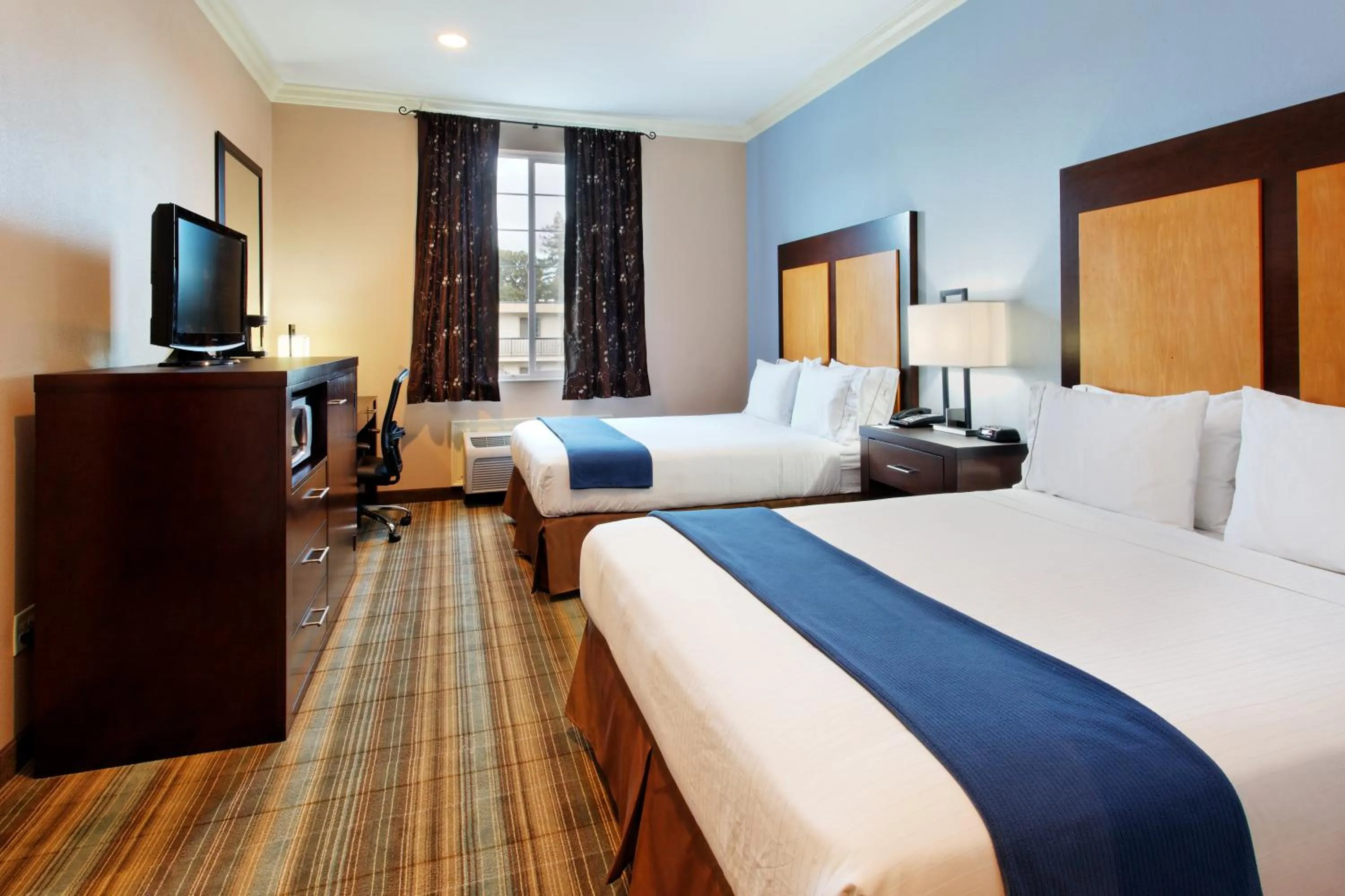 Bed in Holiday Inn Express Benicia by IHG
