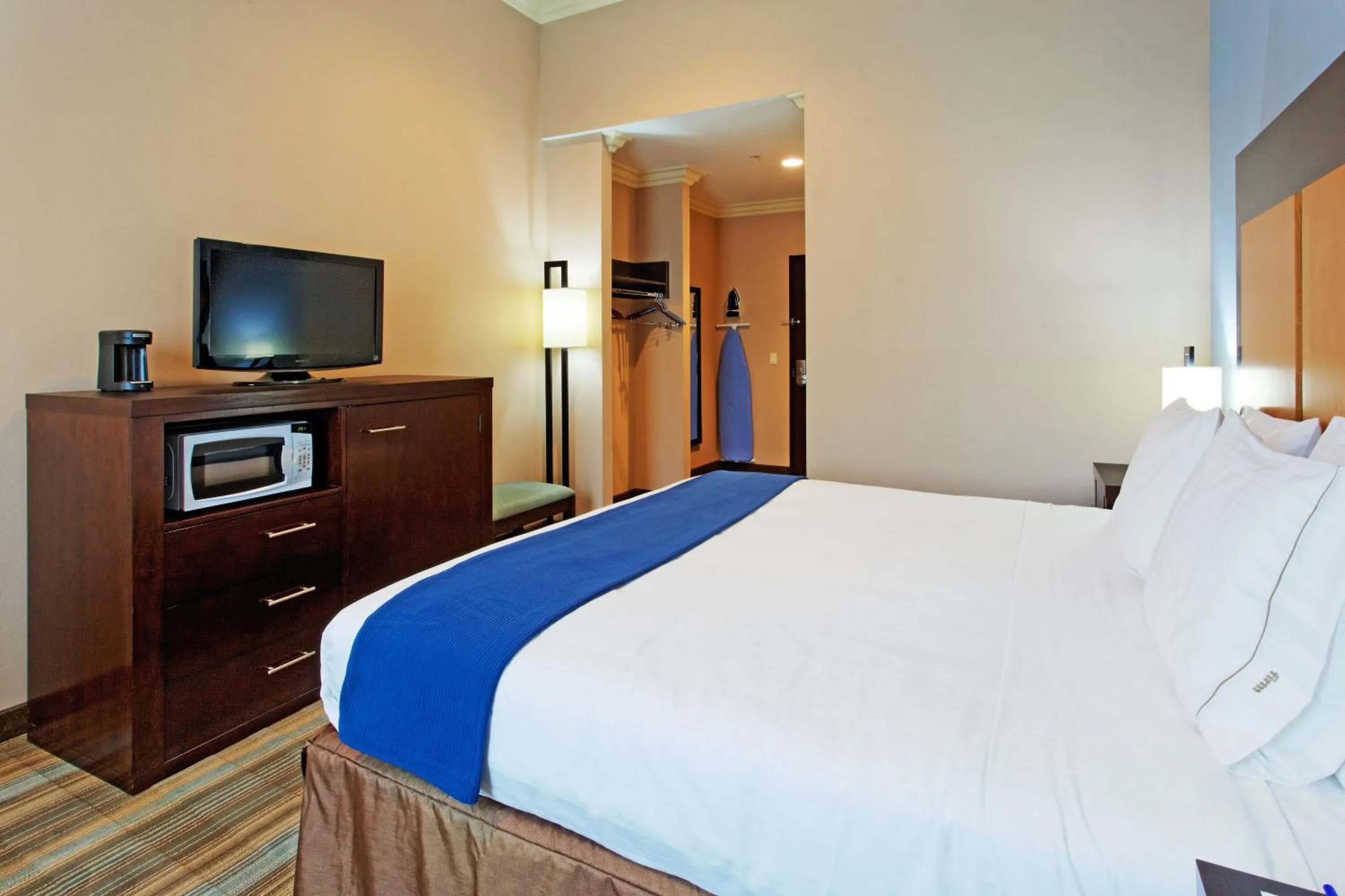 Bed in Holiday Inn Express Benicia by IHG