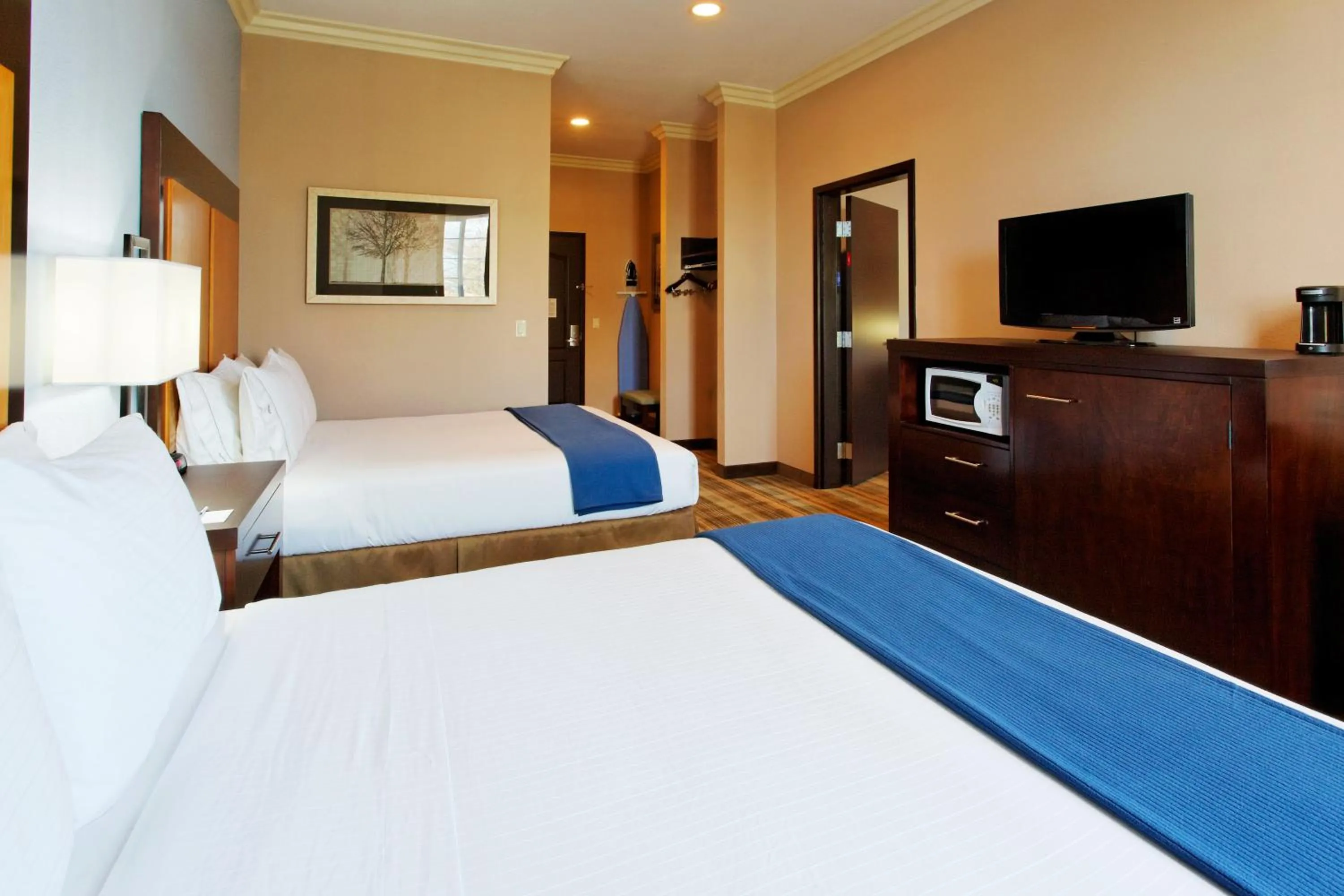 Photo of the whole room, Bed in Holiday Inn Express Benicia by IHG