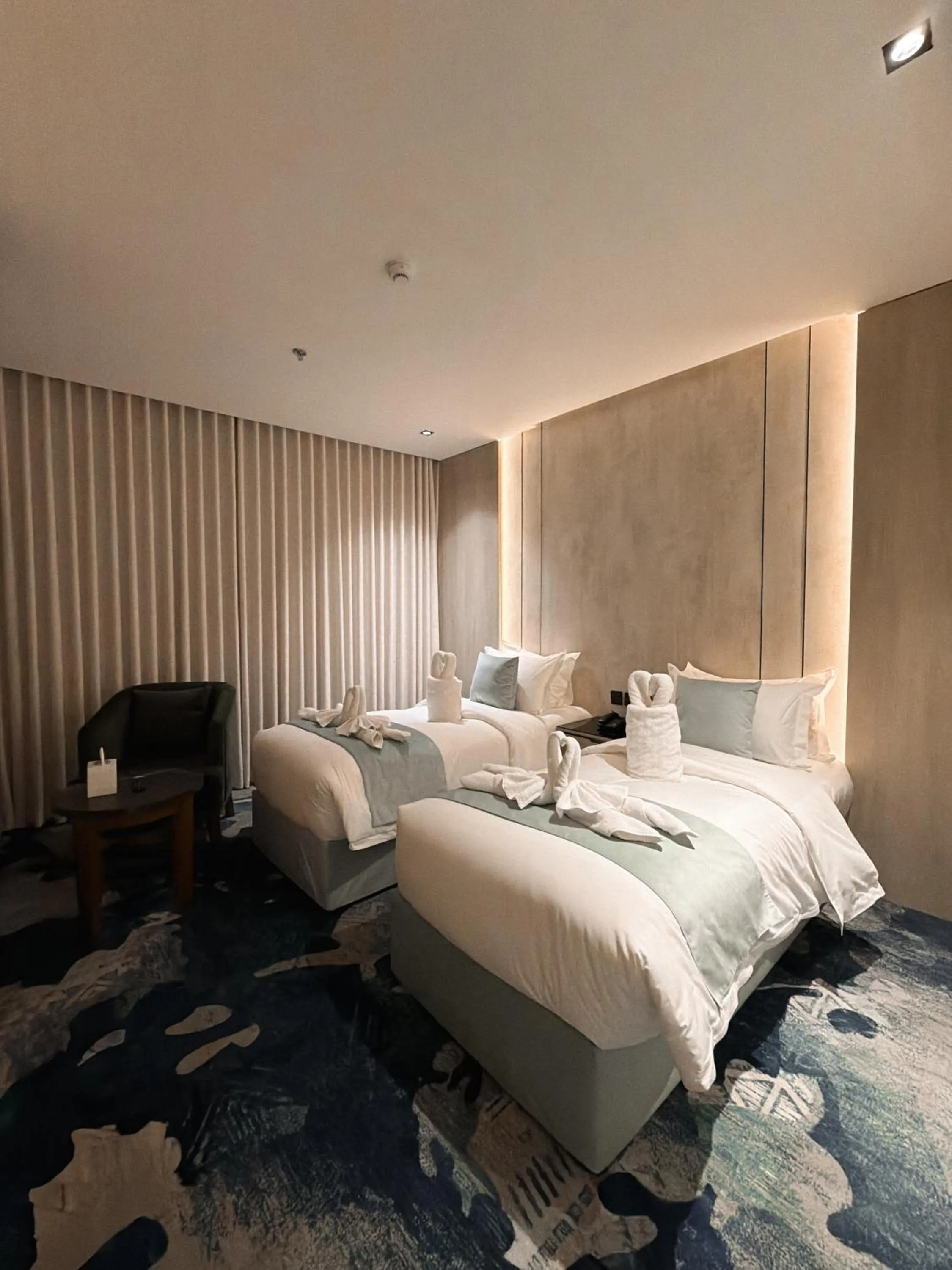 Bed in Rose Garden Hotel فندق روز جاردن