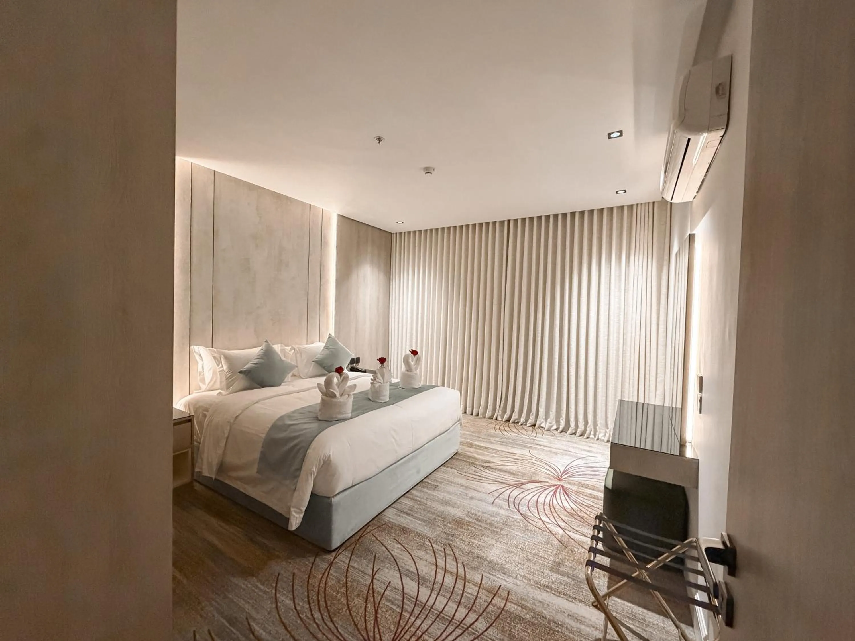 Bed in Rose Garden Hotel فندق روز جاردن