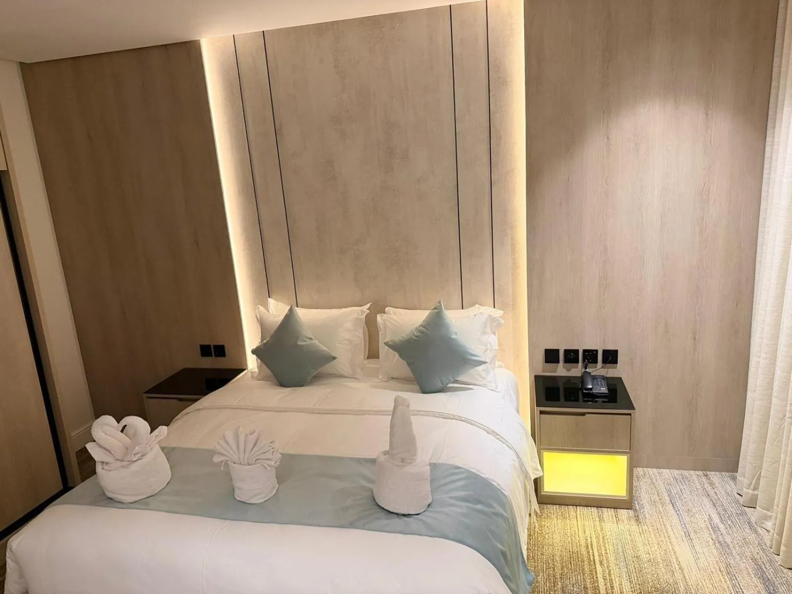 Bed in Rose Garden Hotel فندق روز جاردن