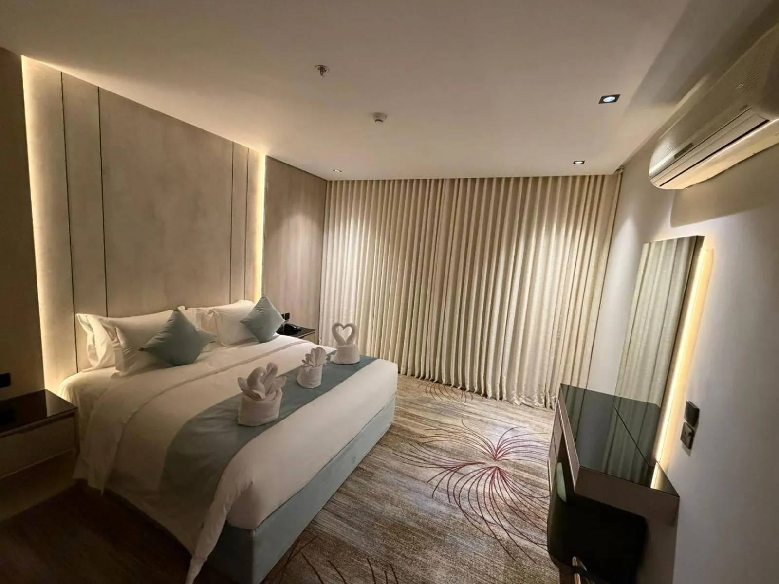 Bed in Rose Garden Hotel فندق روز جاردن