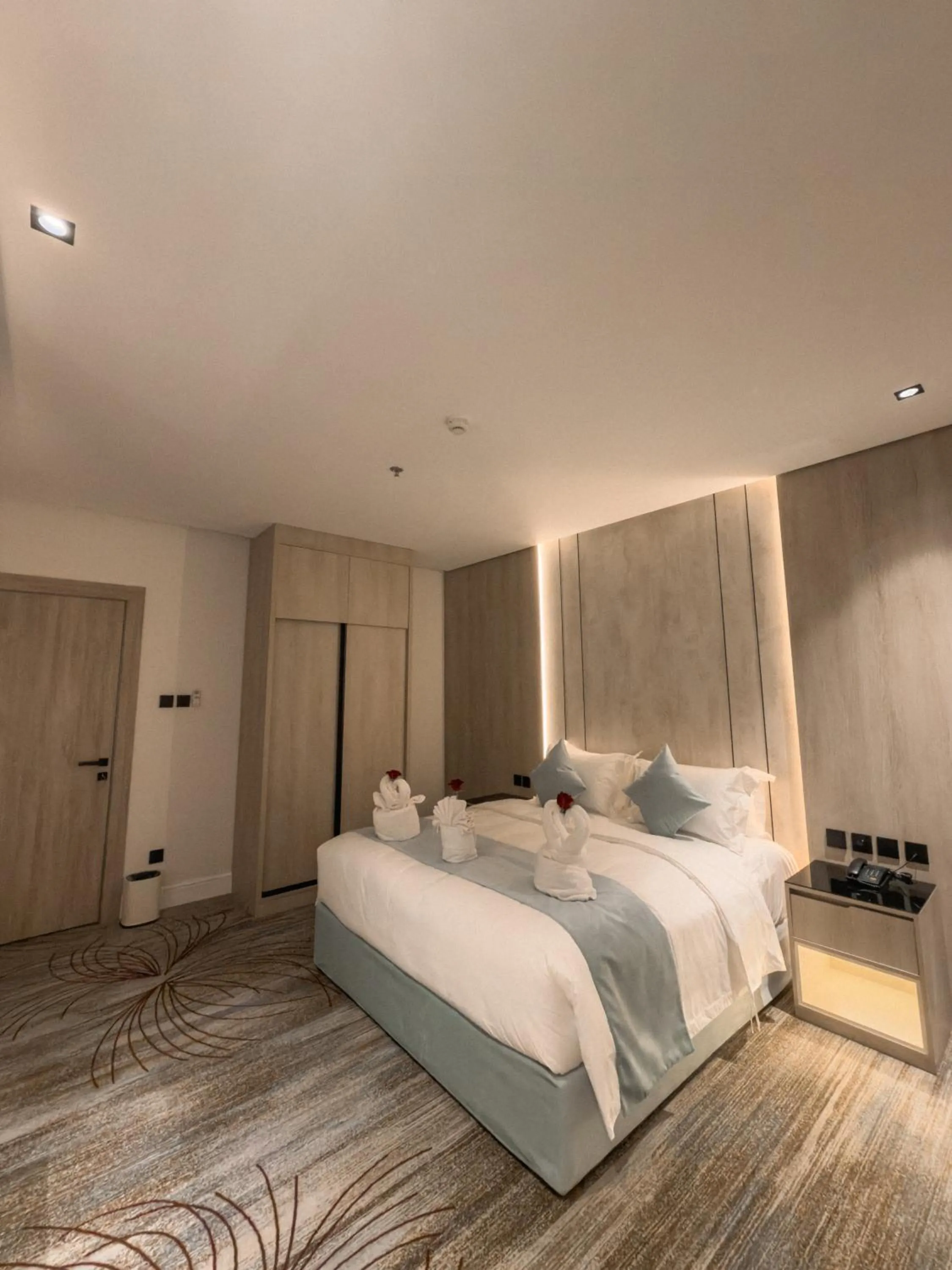 Bed in Rose Garden Hotel فندق روز جاردن