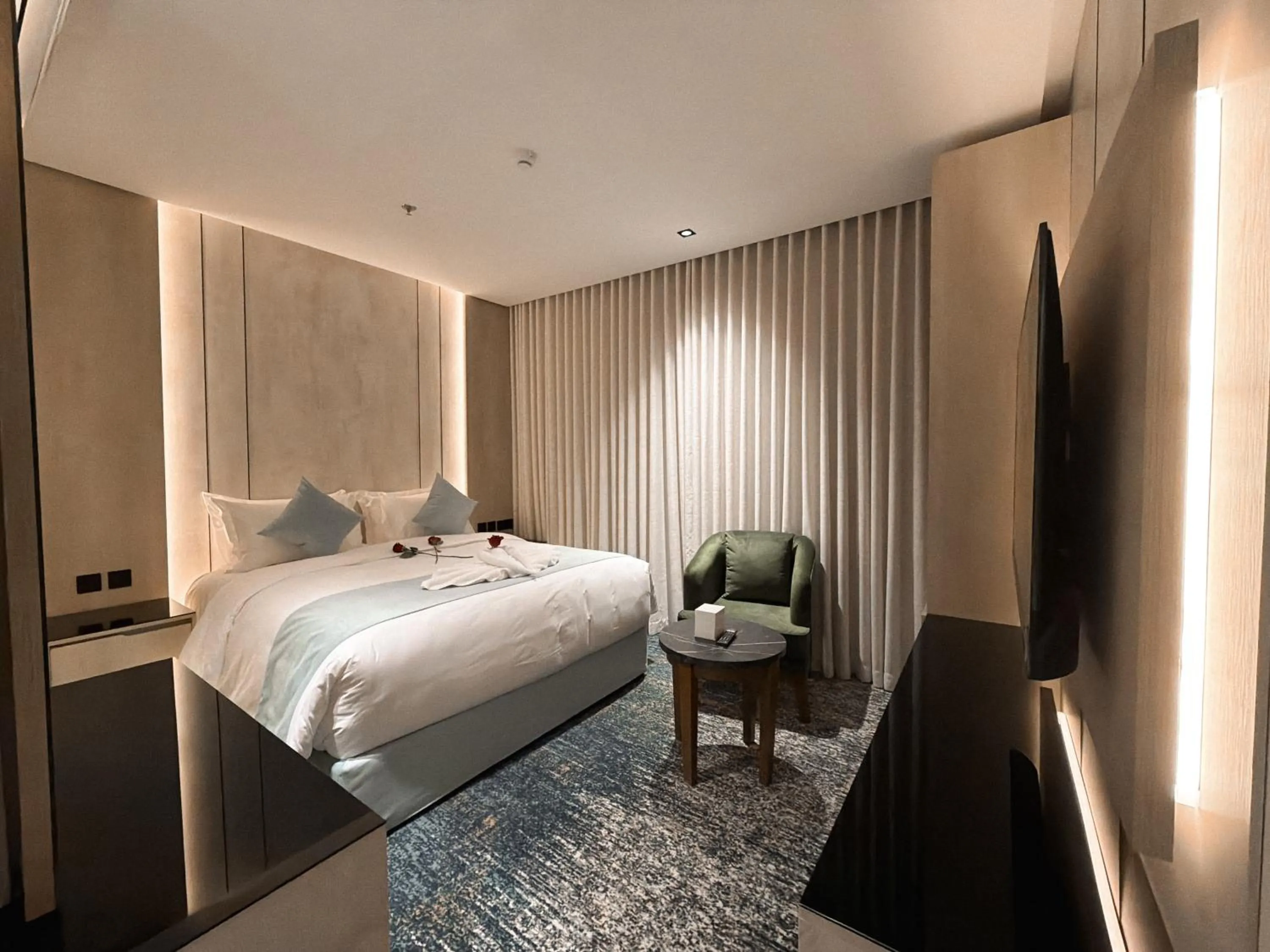 Bed in Rose Garden Hotel فندق روز جاردن