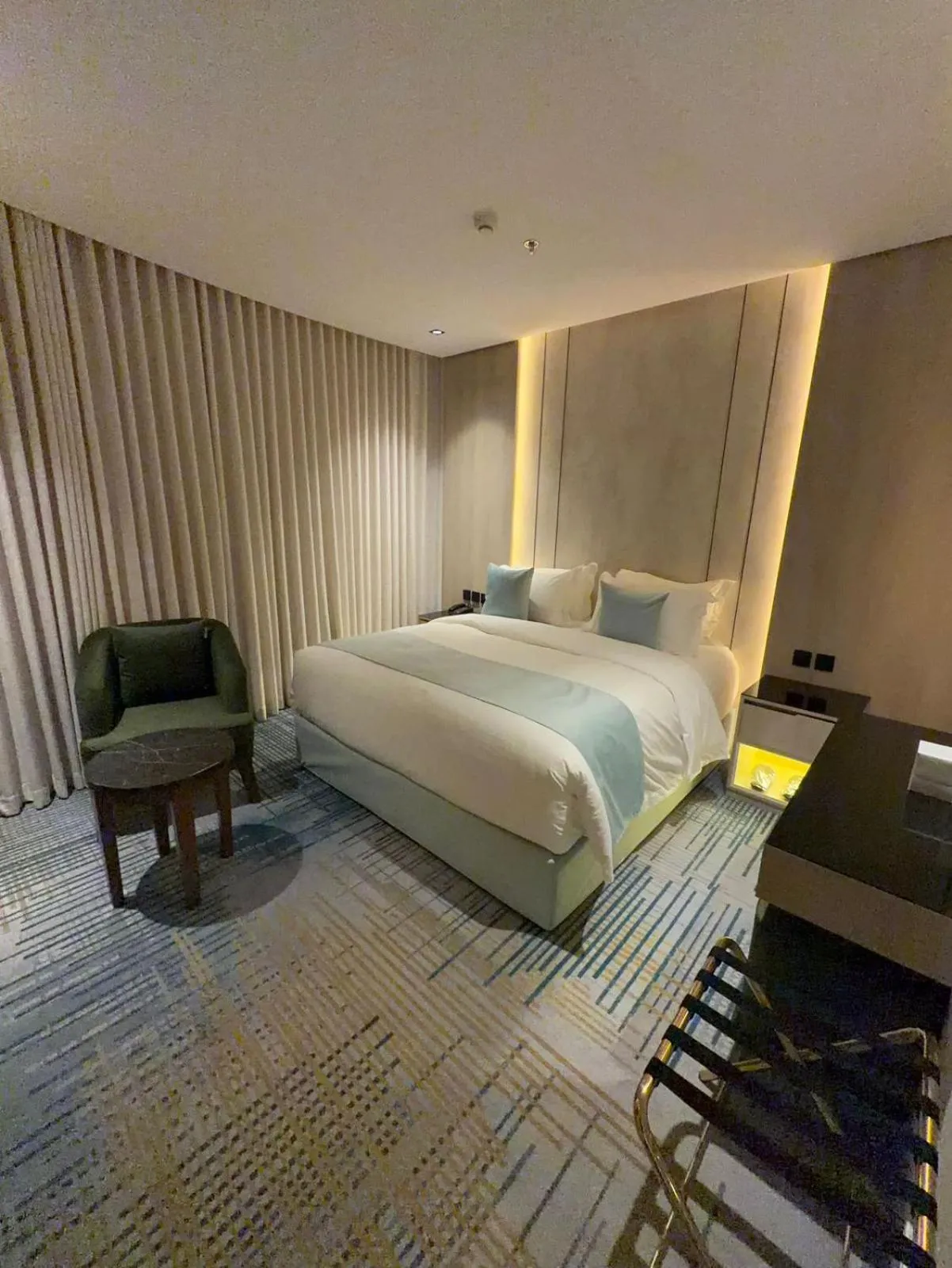 Bed in Rose Garden Hotel فندق روز جاردن