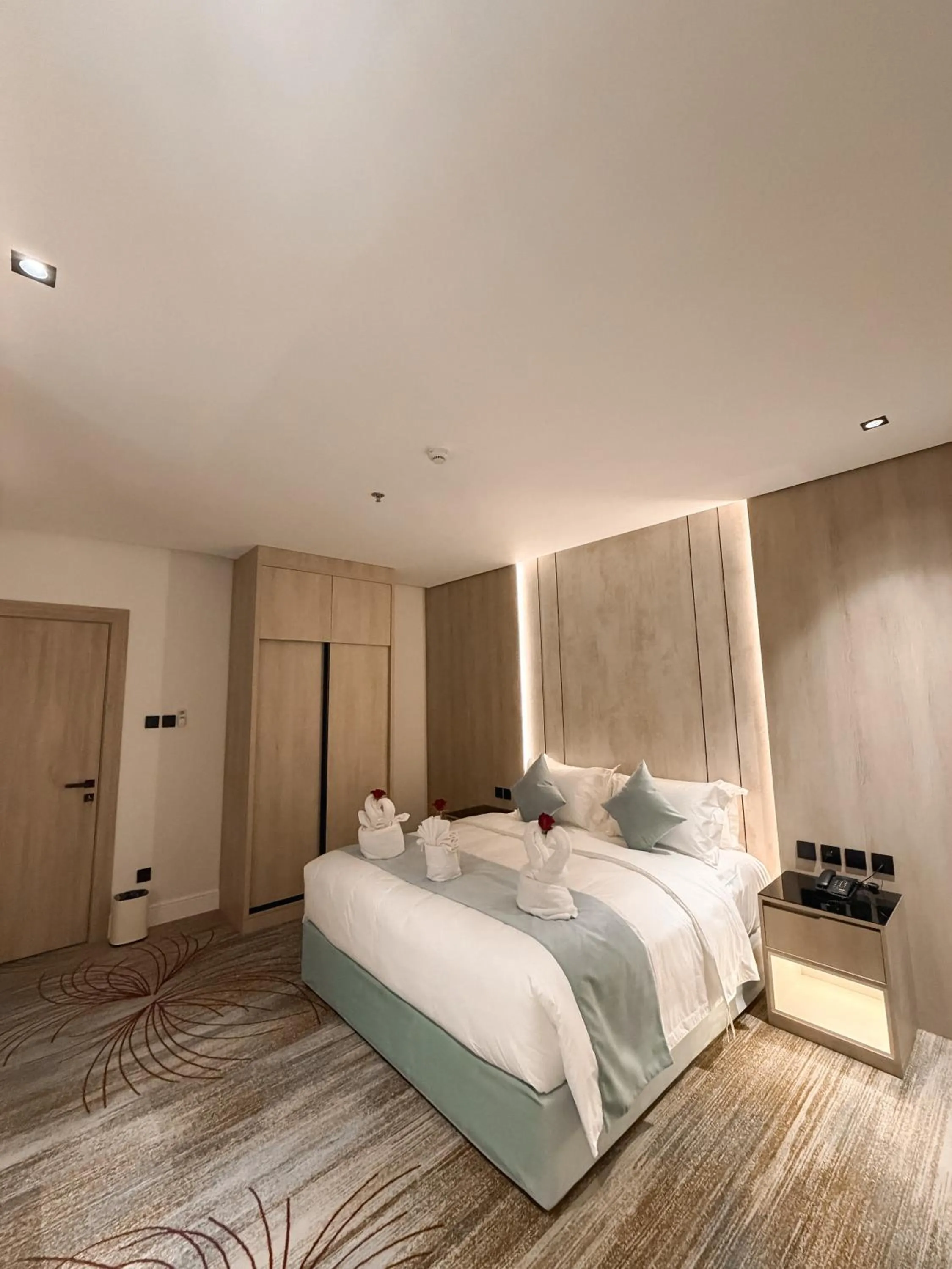 Bed in Rose Garden Hotel فندق روز جاردن