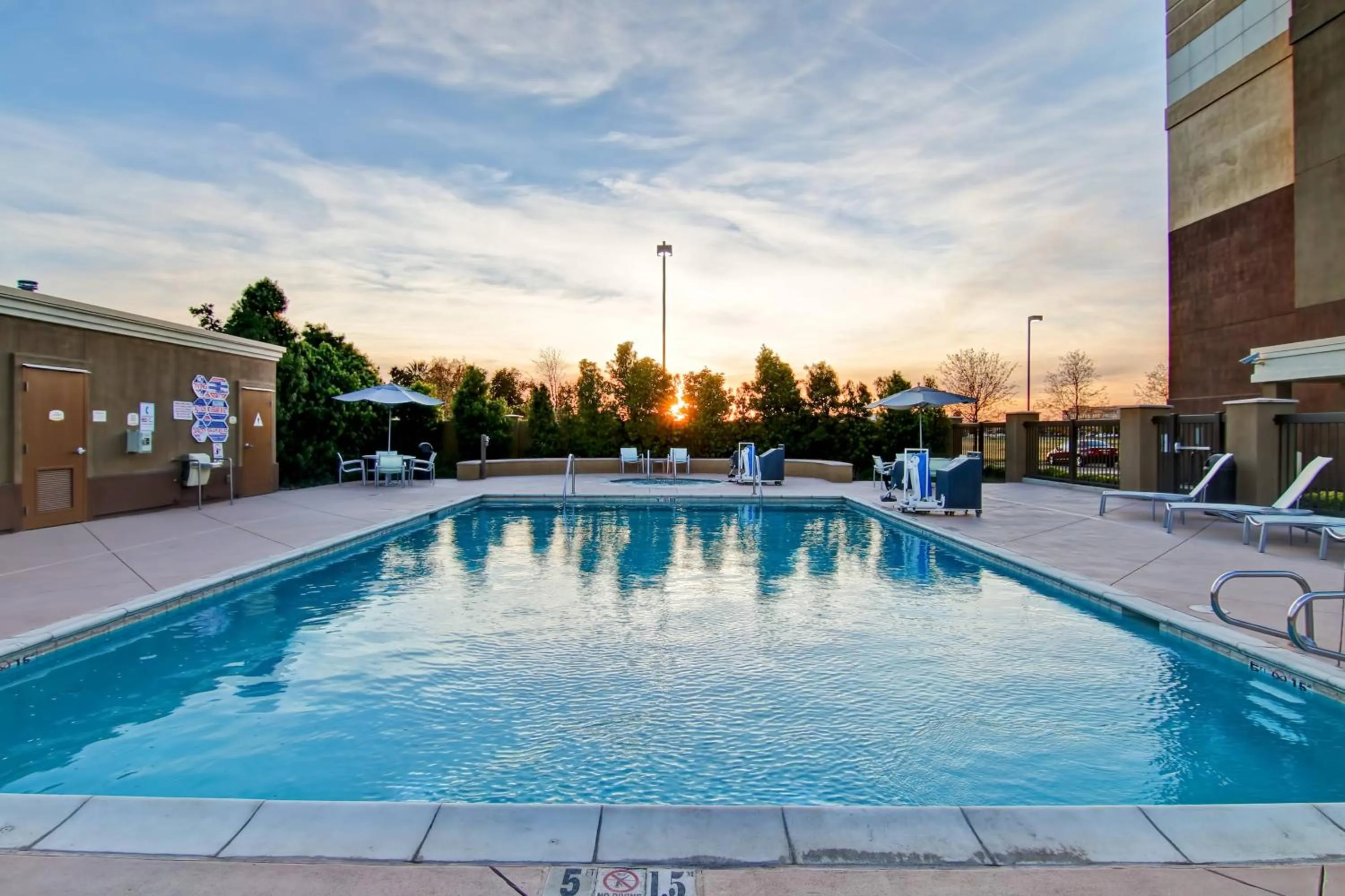 Swimming pool in SpringHill Suites Fresno
