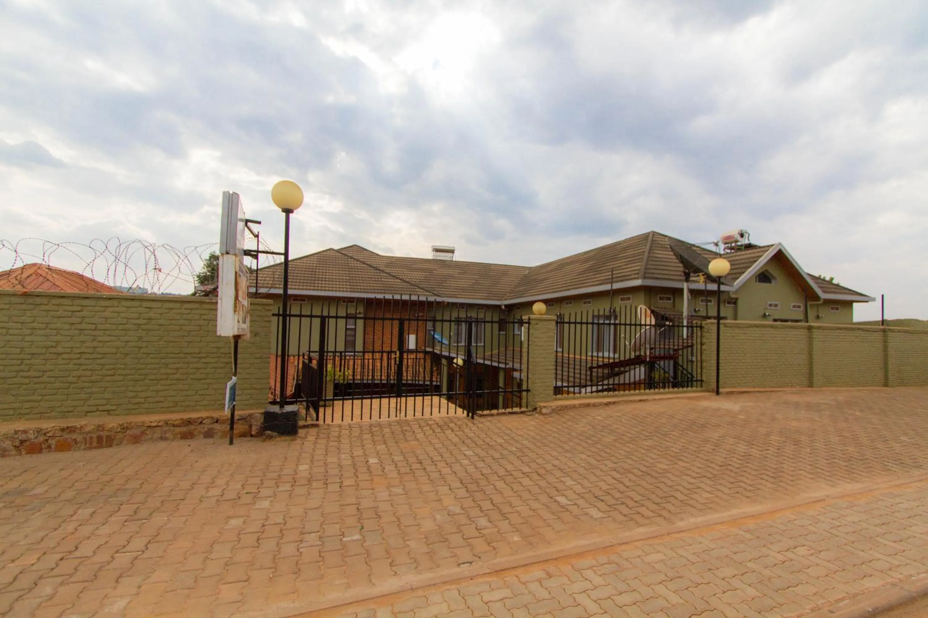 Facade/entrance in Kings Hospitality Centre