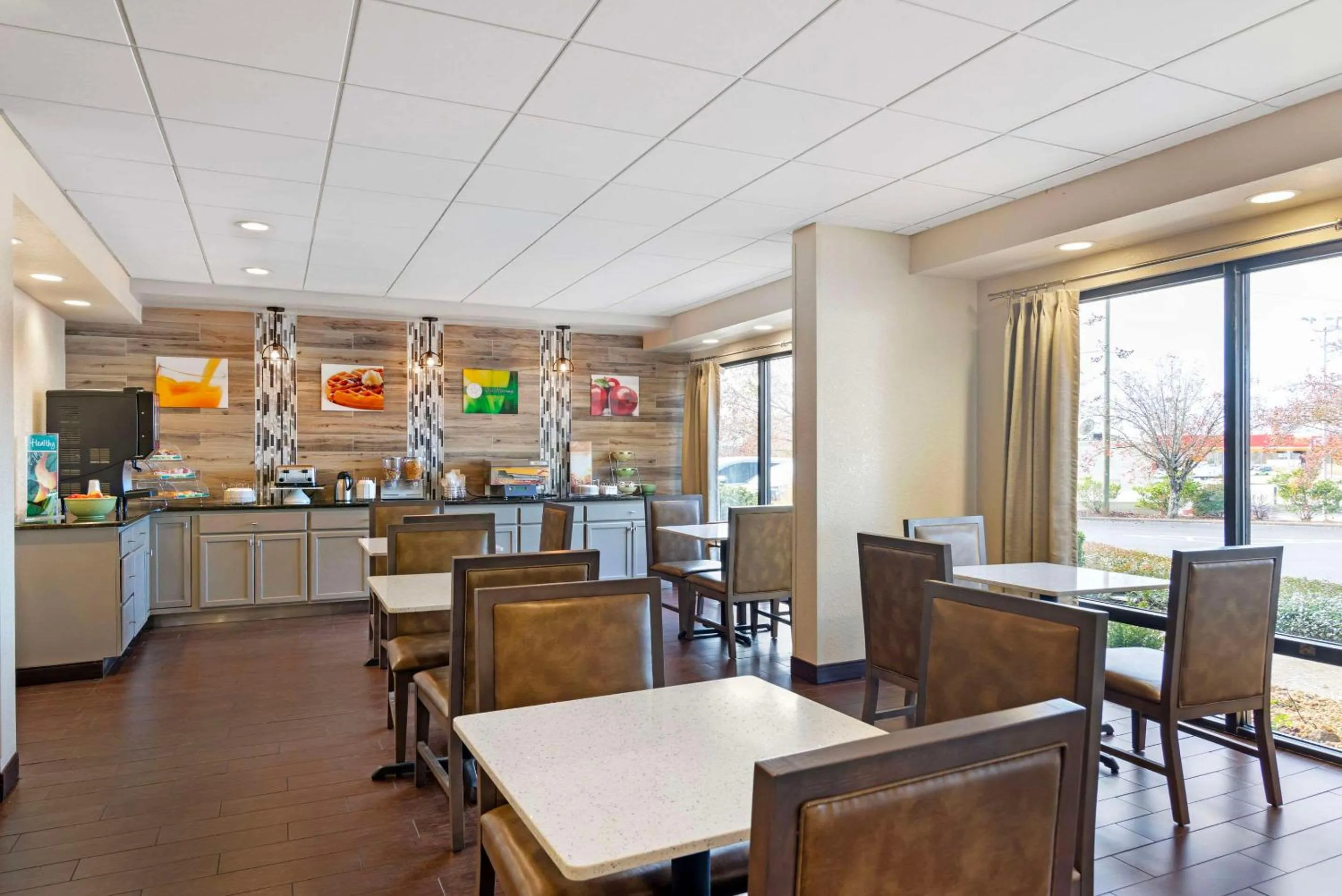 Breakfast in Quality Inn Valley - West Point