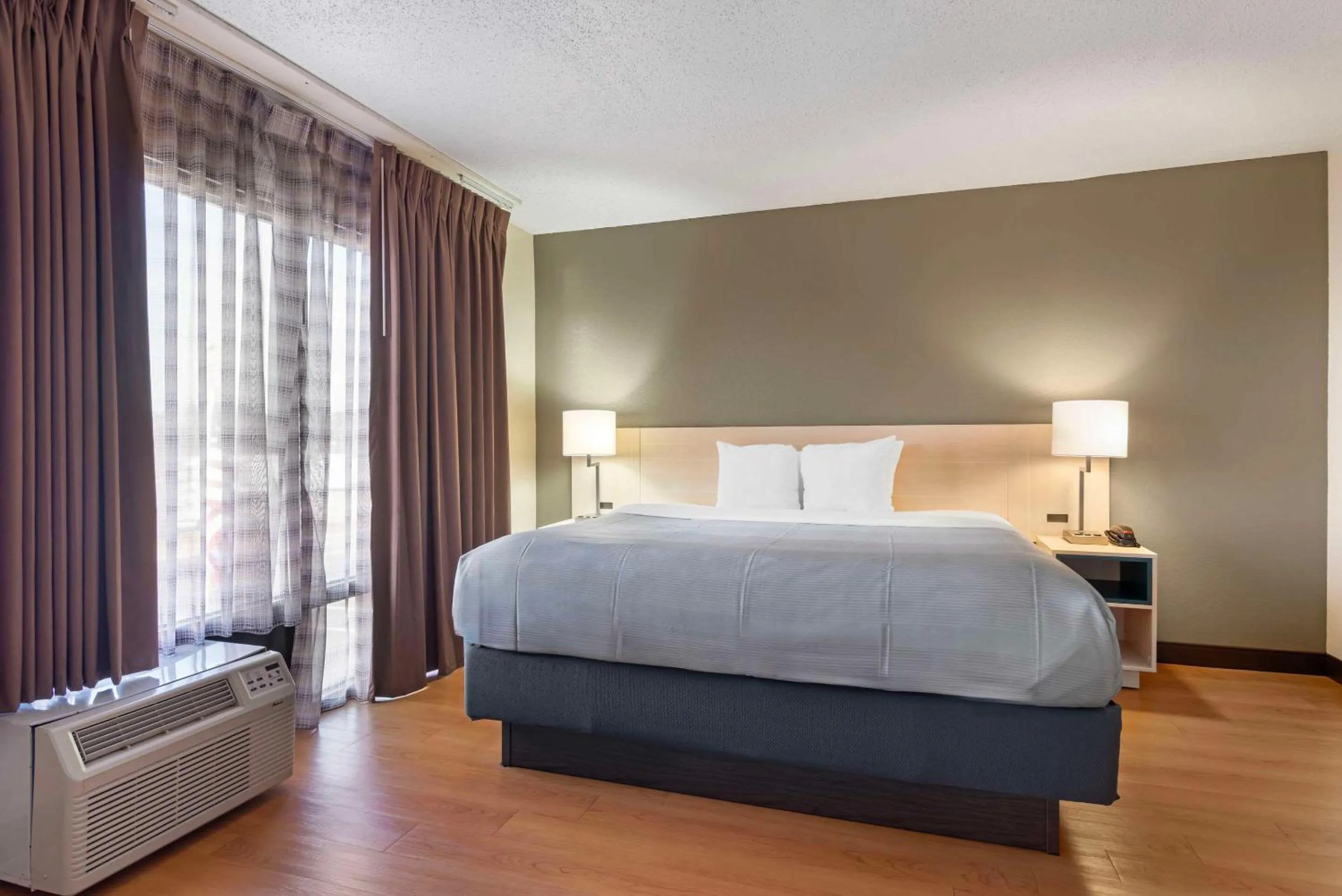 Bedroom, Bed in Quality Inn Valley - West Point