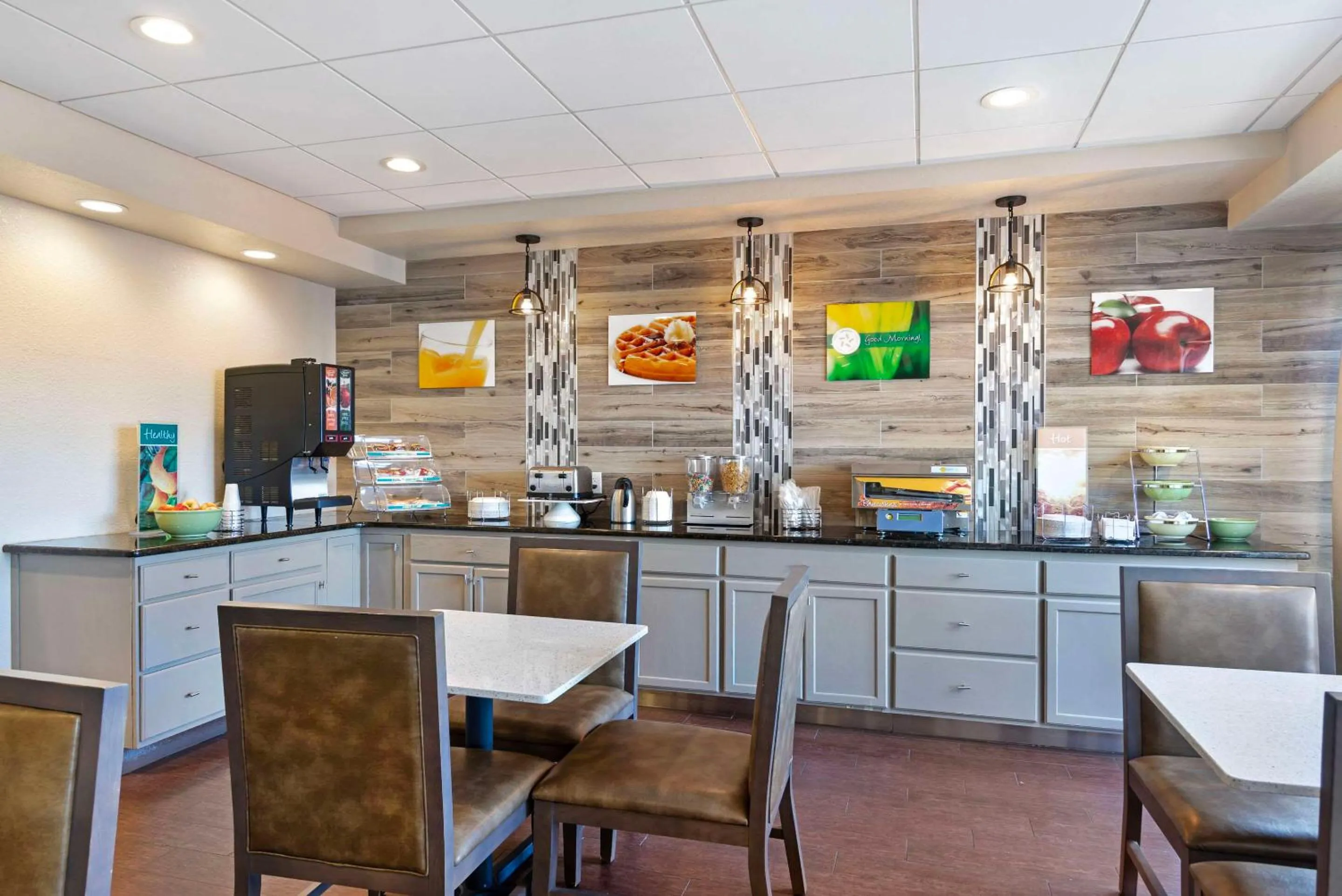 Breakfast in Quality Inn Valley - West Point