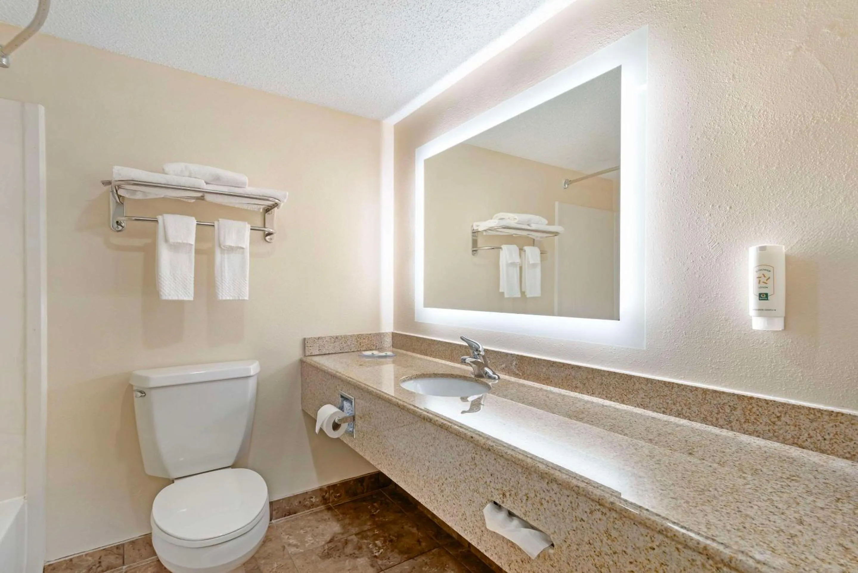 Bedroom in Quality Inn Valley - West Point