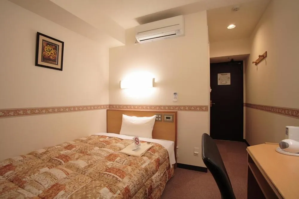 Photo of the whole room, Bed in Life Inn Katsuta Station West