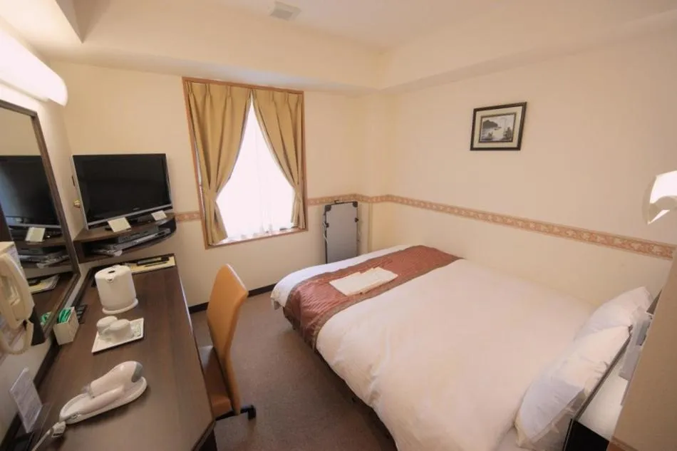 Photo of the whole room, Bed in Life Inn Katsuta Station West